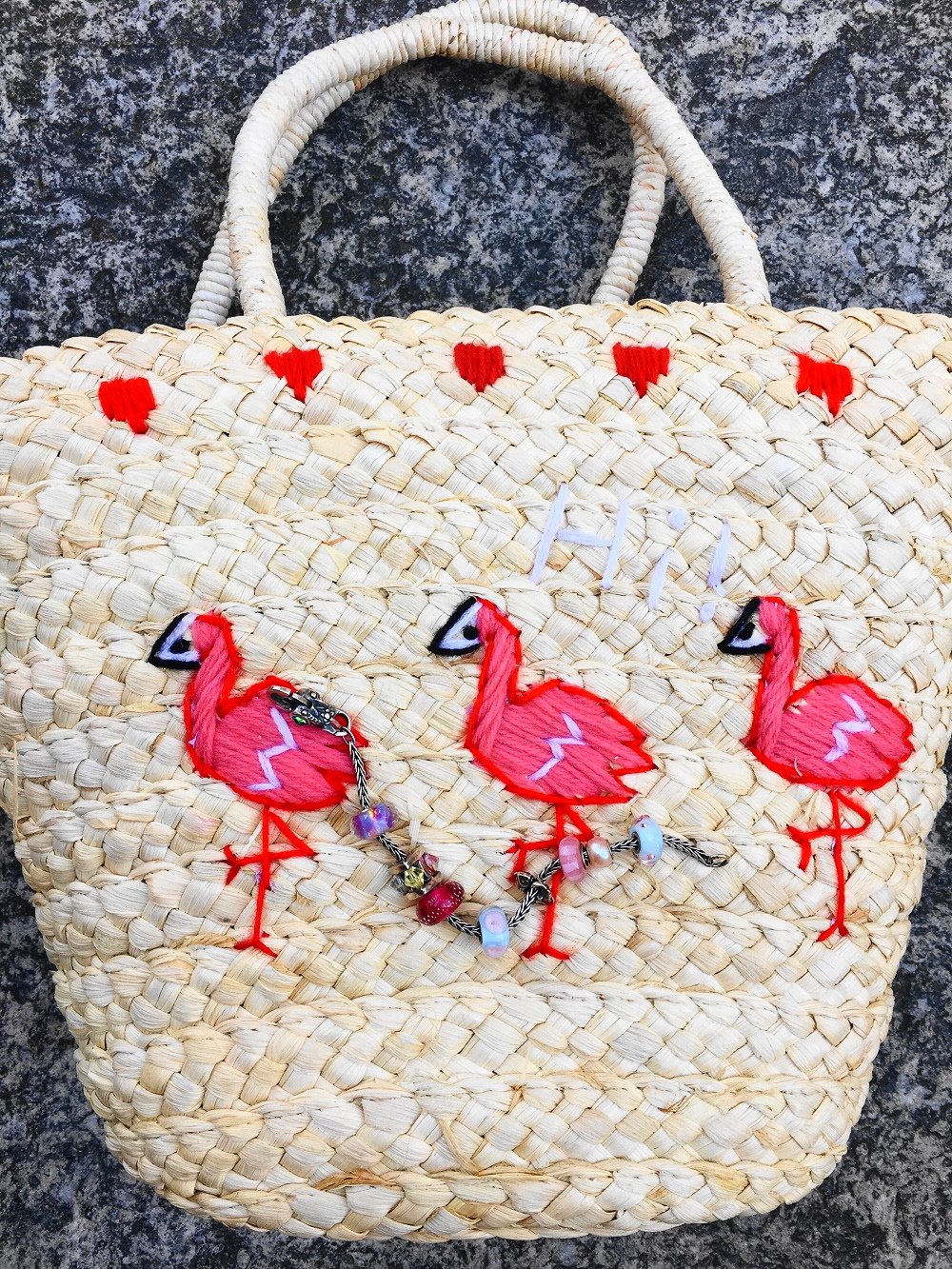 Heute zeige ich euch in meinem Blog einen hübschen Tropical Look mit Palmenprint Rock und mit meiner süßen Flamingo Korbtasche und zeige euch kultige IT Bags