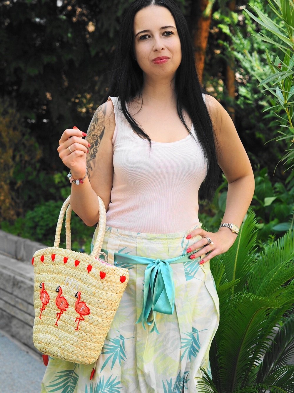 Heute zeige ich euch in meinem Blog einen hübschen Tropical Look mit Palmenprint Rock und mit meiner süßen Flamingo Korbtasche und zeige euch kultige IT Bags