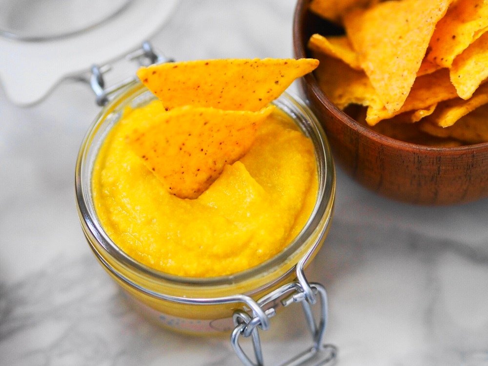 Heute zeige ich euch auf meinem Blog ein Rezept für einen veganen Käse-Guacamole-Dip mit Avocado für Taco Chips und erzähle euch ein wenig über die gesunde Frucht