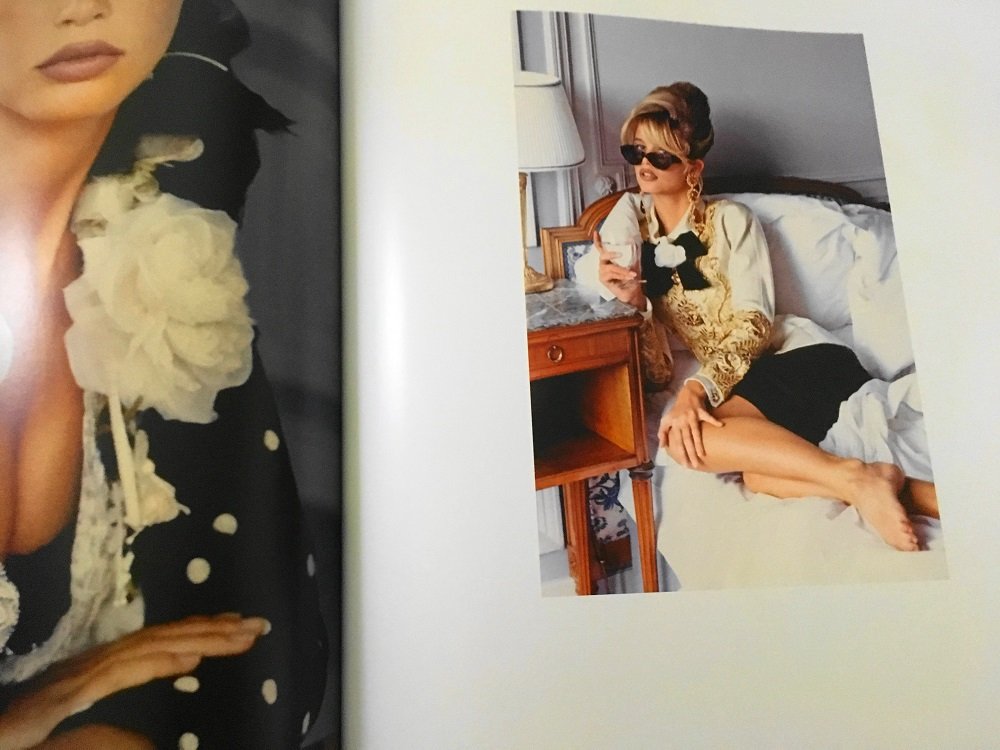 Heute zeige ich euch auf meinem Blog das absolute Must-Have für jedes Coffee Table, das Claudia Schiffer Fotobuch vom Prestel-Verlag