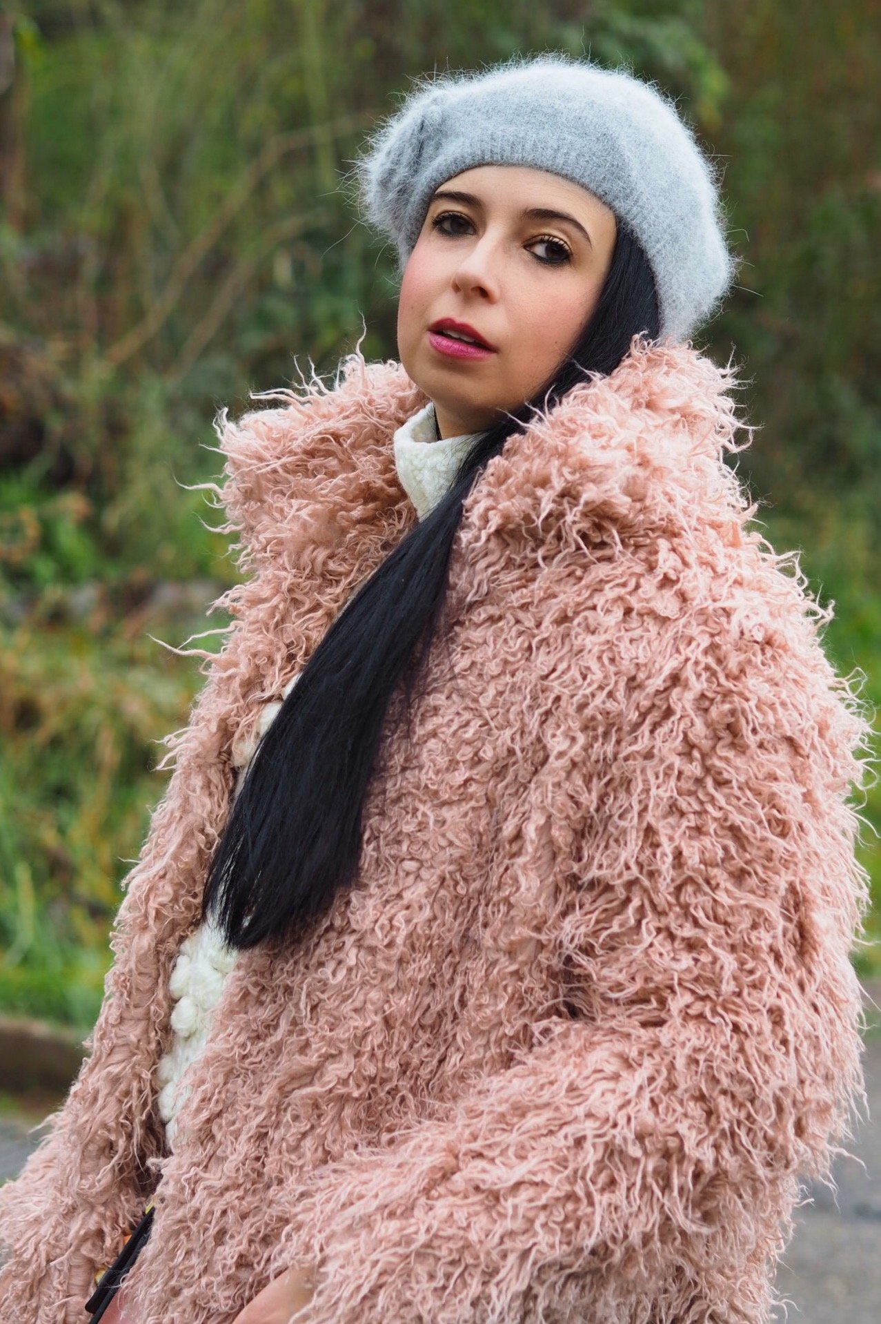 Heute zeige ich euch auf meinem Blog, dass der im Winter warm eingepackte Yeti-Look im XXL Oversize Mantel durchaus modisch und up to date aussehen kann