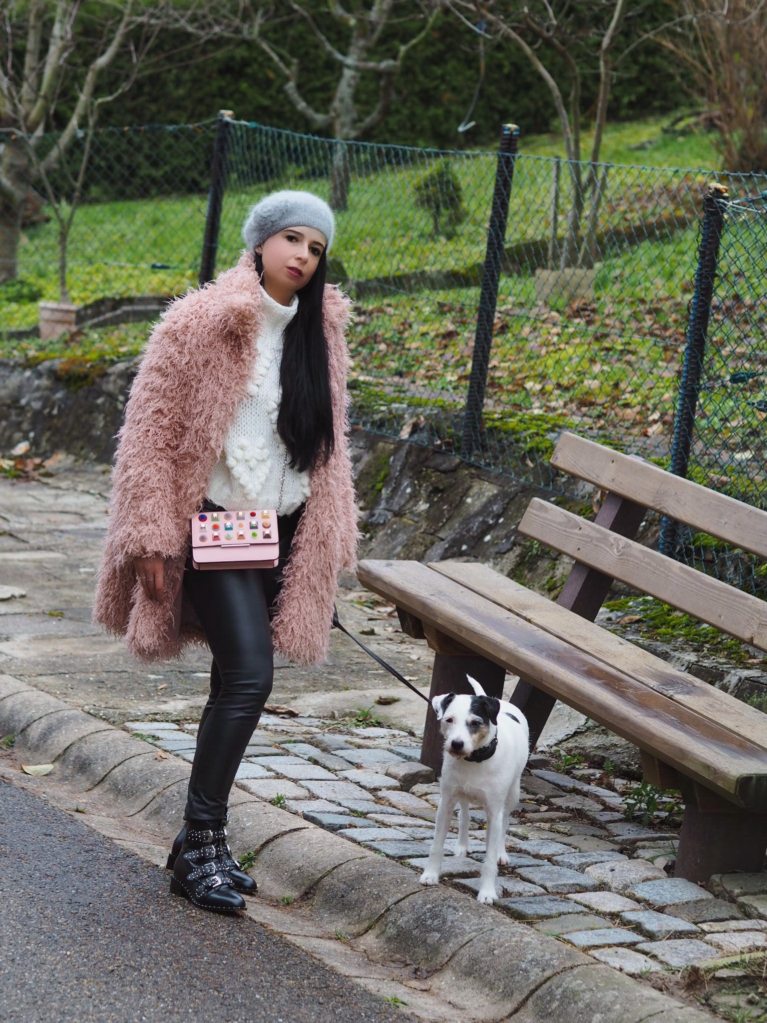Heute zeige ich euch auf meinem Blog, dass der im Winter warm eingepackte Yeti-Look im XXL Oversize Mantel durchaus modisch und up to date aussehen kann
