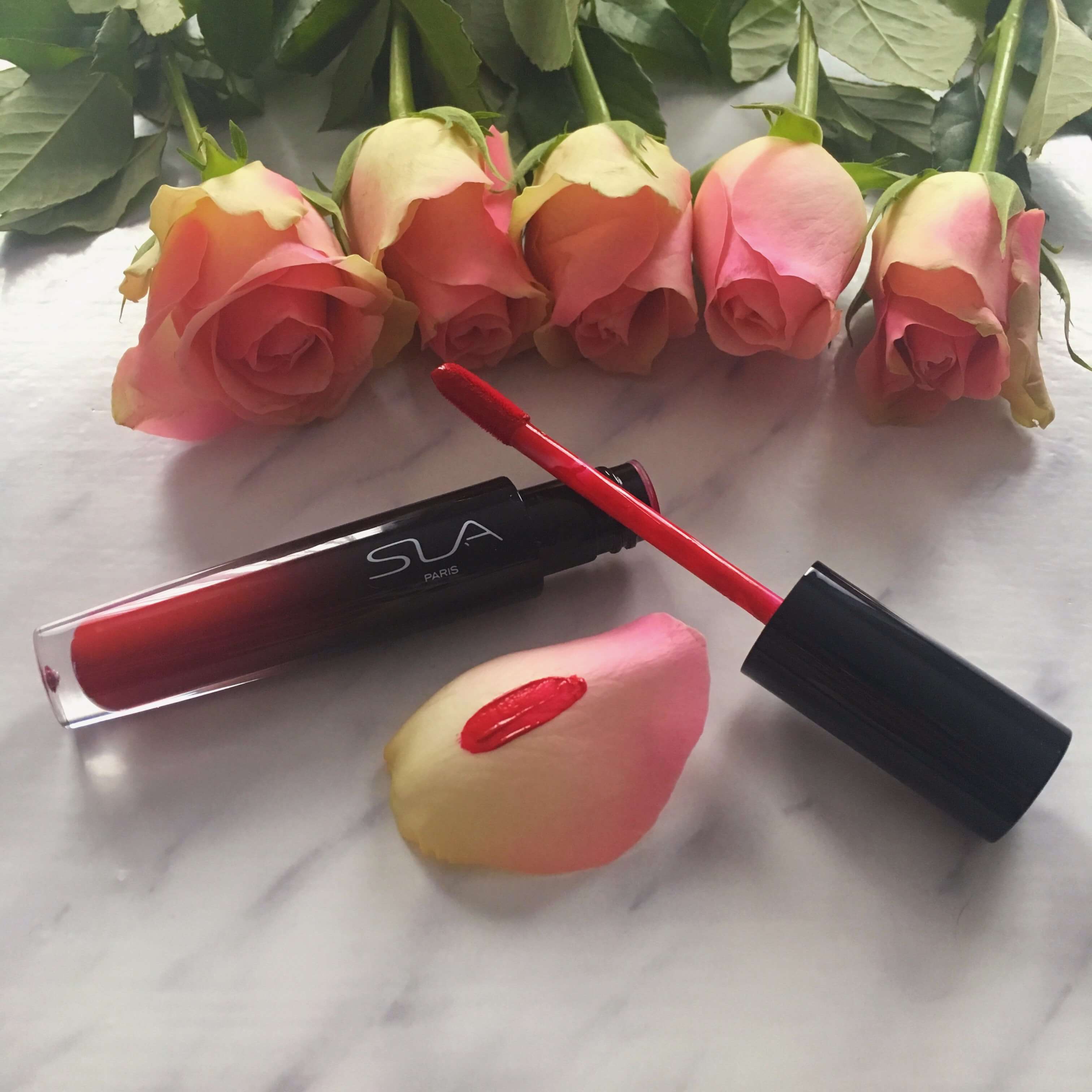 Heute zeige ich euch ein romantisches Valentinstags - Make Up mit den hochwertigen Produkten LIP CRUSH, den Mascara und der #HOW TO Palette von SLA Paris