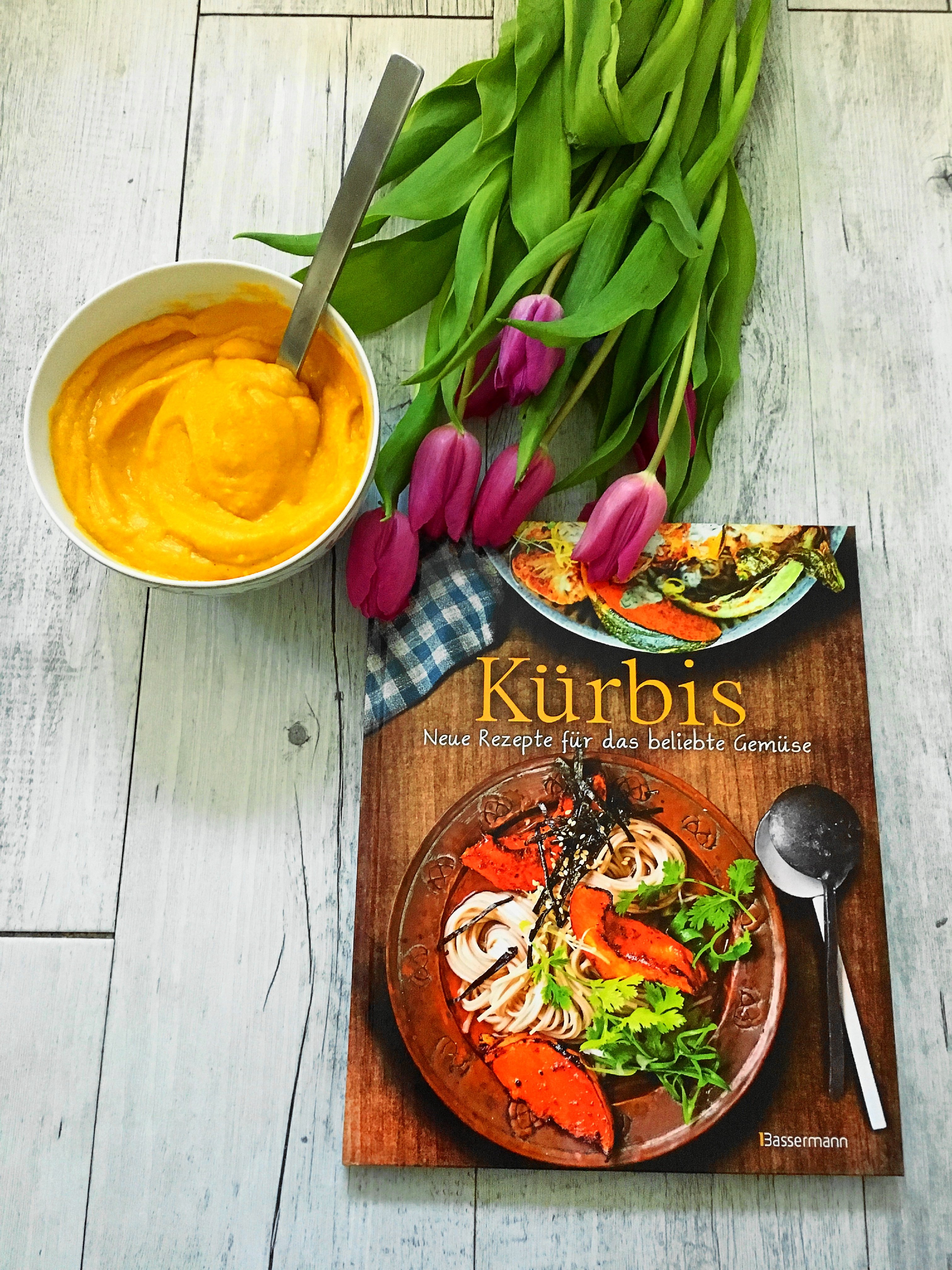 Heute gebe ich euch auf dem Blog zwei tolle Kochbuch-Tipps, koche zwei vegane Rezepte und stelle das Kochbuch Kürbis und Molly`s Kitchen von Molly Yeh vor