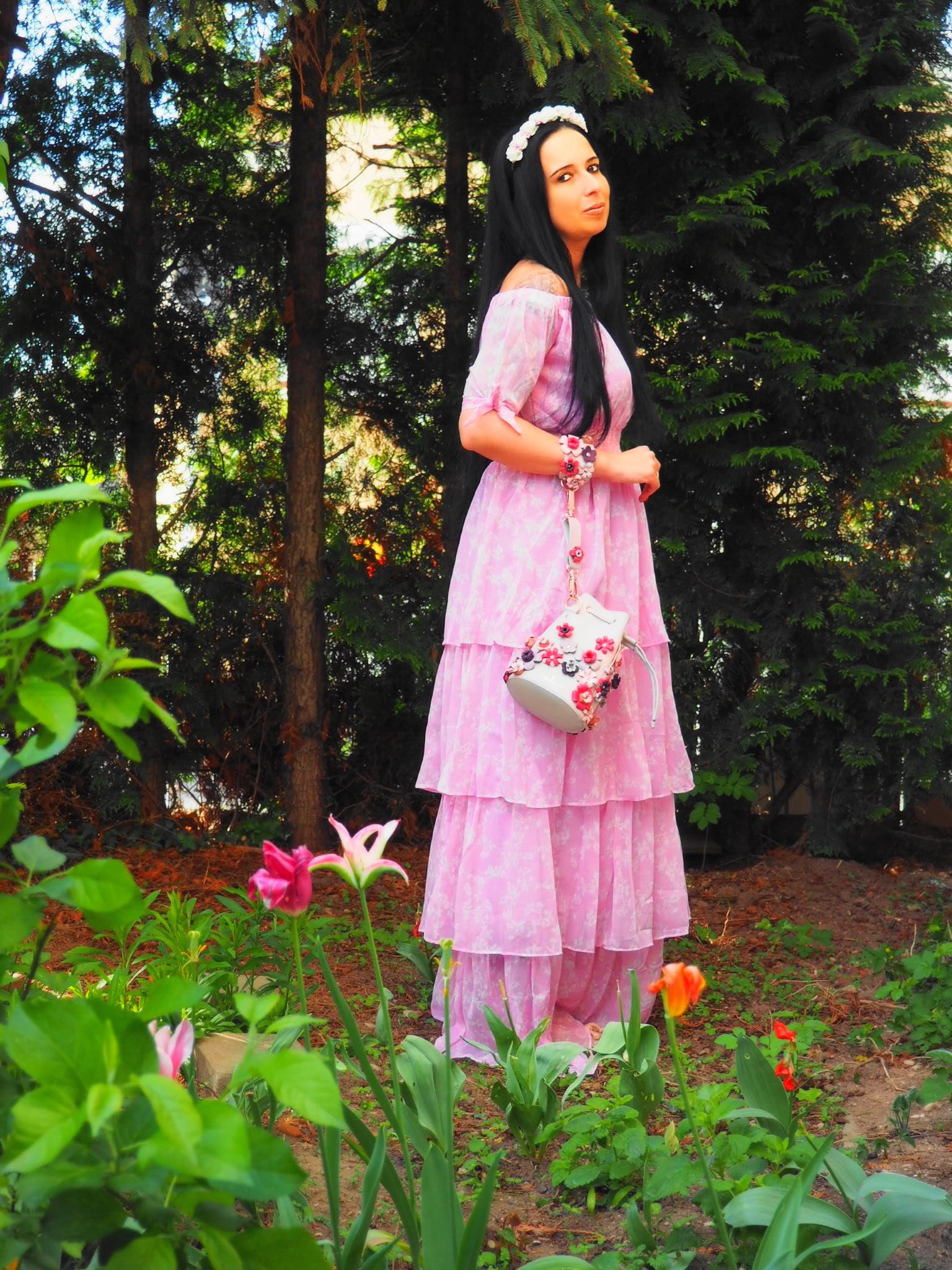 Heute möchte ich euch auf dem Blog ein frühlingshaftes Outfit of the Day mit der Kasper Flowers Bag von Marina Hoermanseder und einem top NA-KD Kleid zeigen
