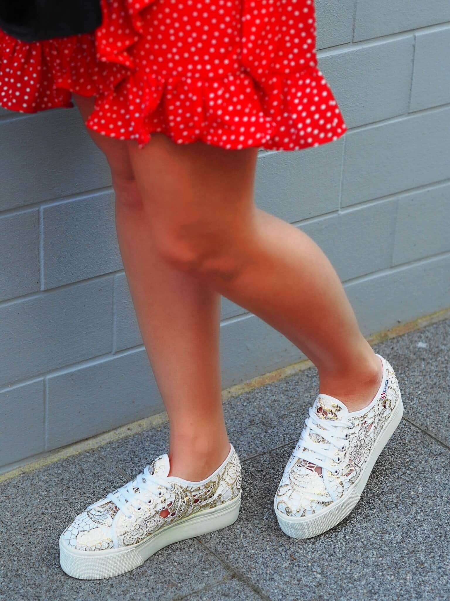 Heute zeige ich euch auf meinem Blog die super stylischen Platform Superga Sneakers von Footway in einem trendigen OOTD mit top Polka Dots Kleid von NA-KD