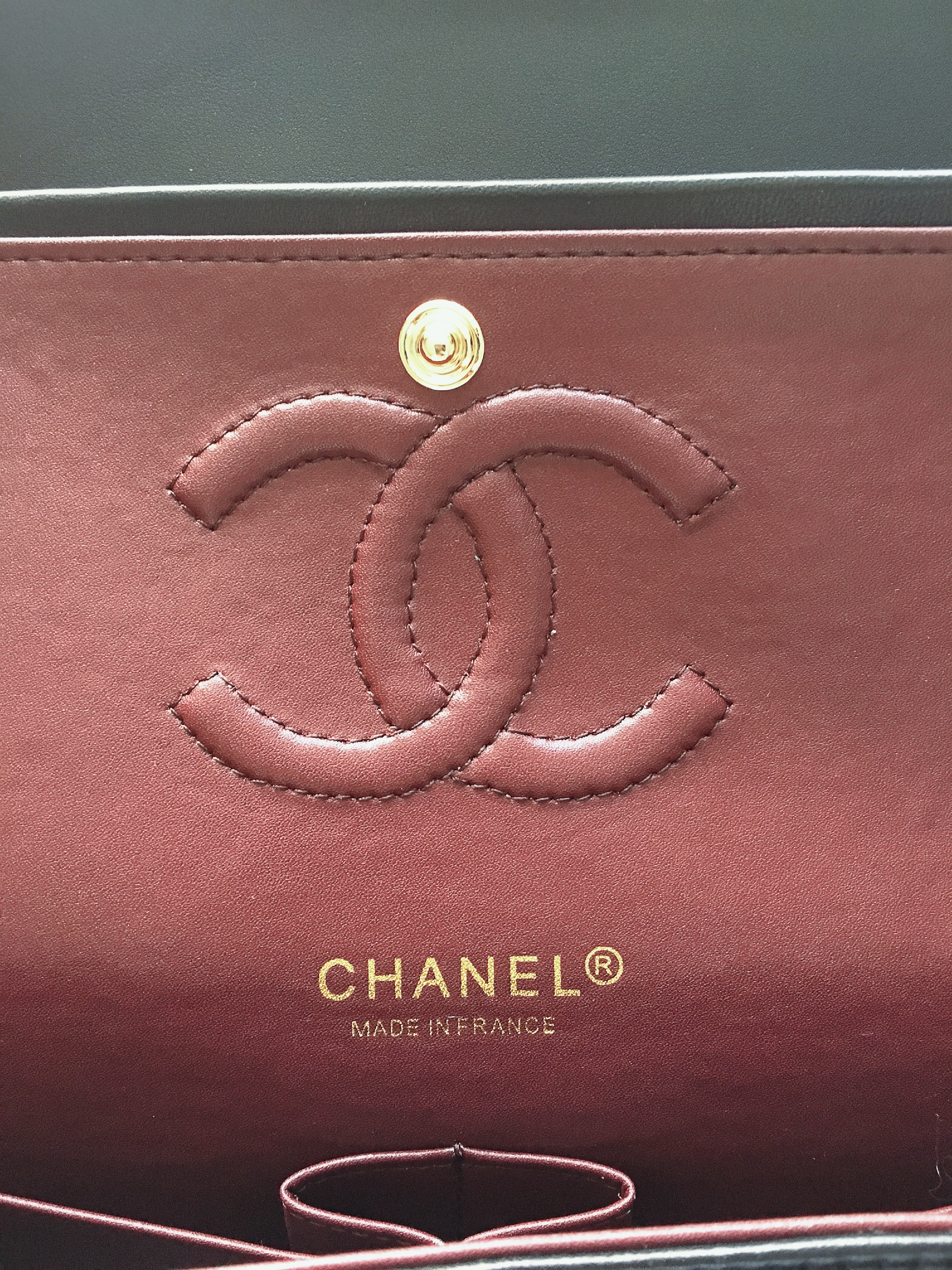 Die 2.55 Tasche von Chanel ist ein waschechtes IT Piece. Die kultige Tasche hat eine schöne Geschichte, die ich im Blogpost erzähle und top Pflegetipps gebe
