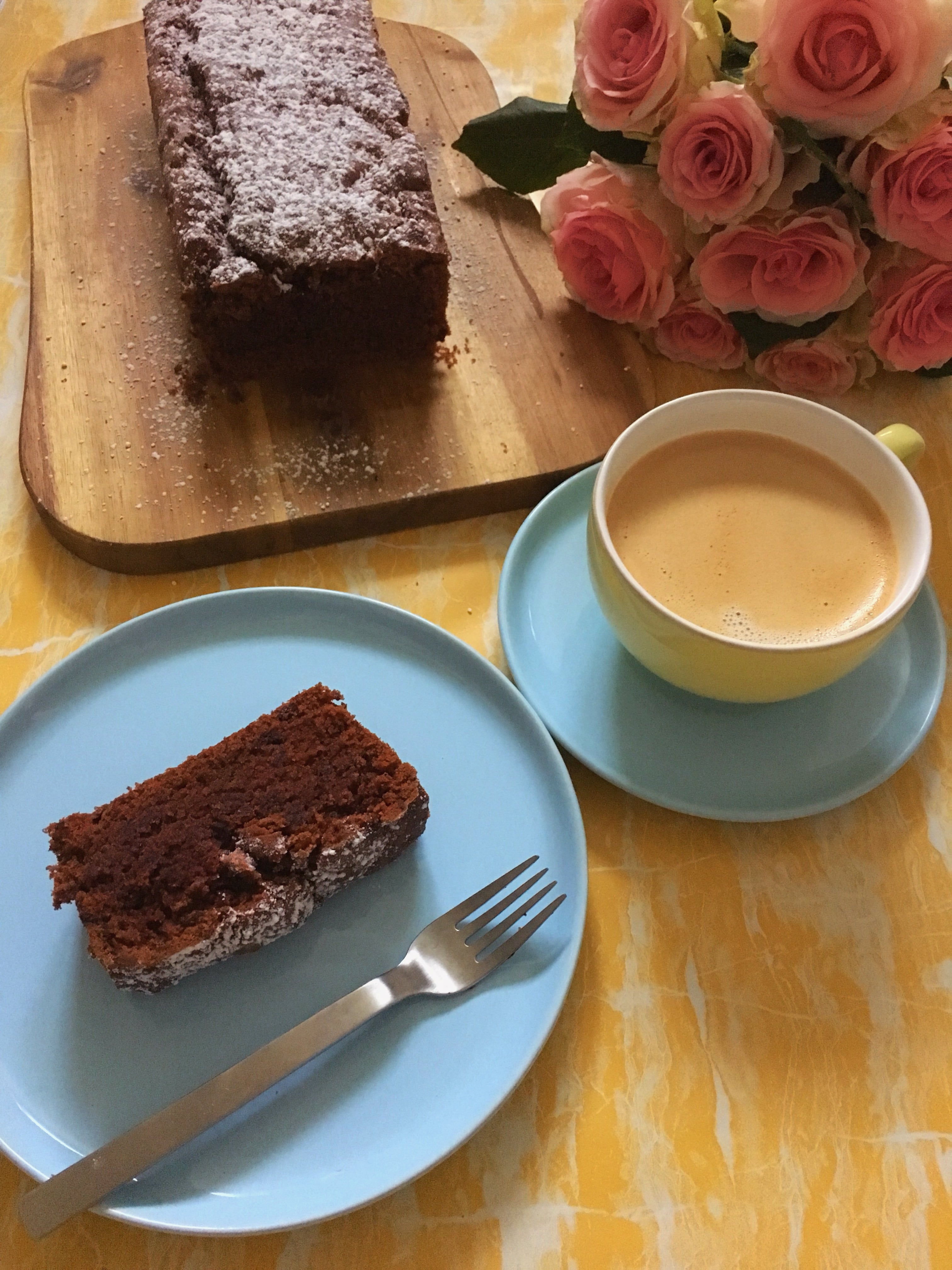 Heute könnt ihr auf dem Blog ein Rezept für einen veganen bionella Schoko-Kuchen entdecken und den saftigen Kuchen aus der Kastenform im Handumdrehen backen