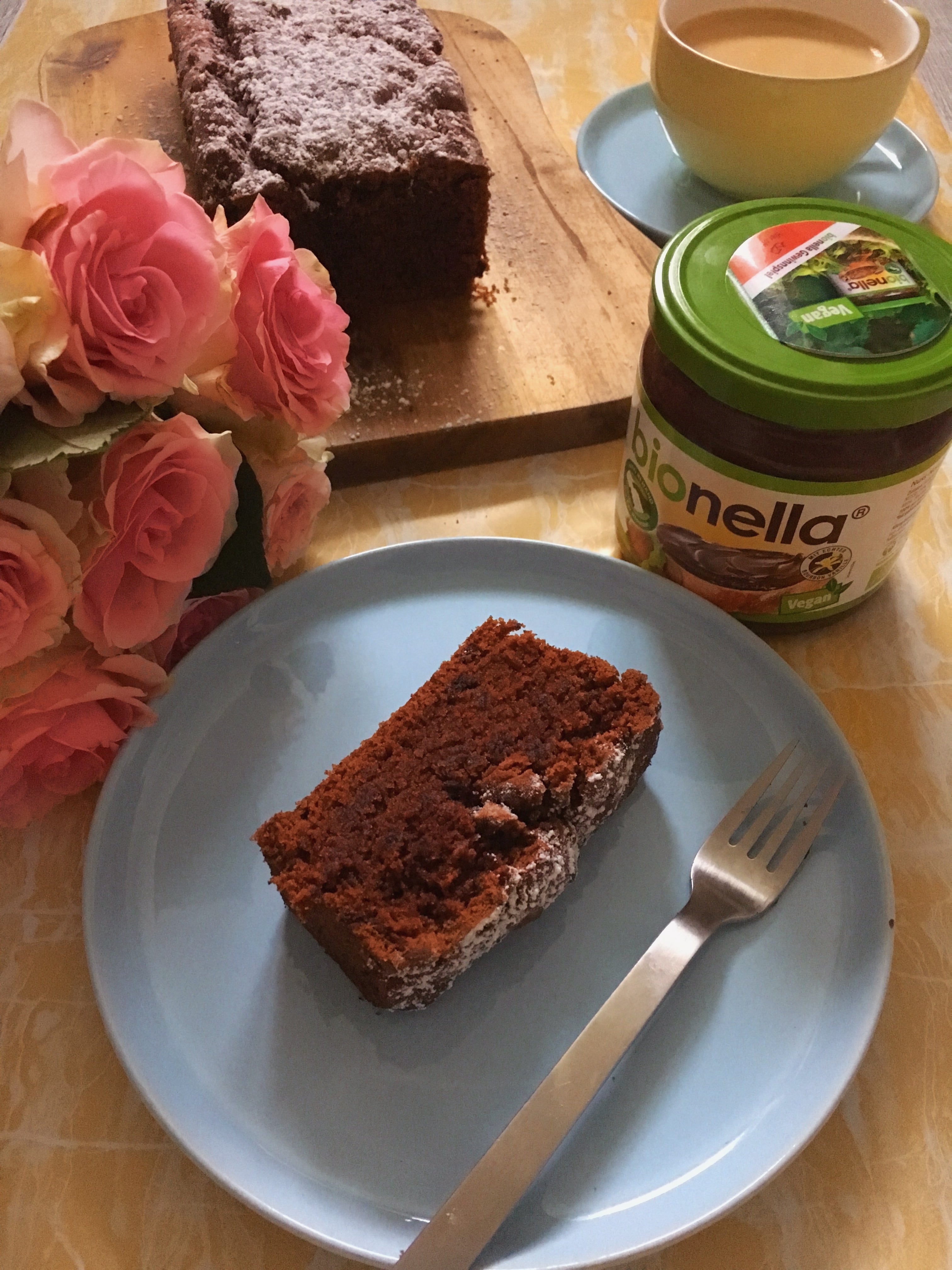 Heute könnt ihr auf dem Blog ein Rezept für einen veganen bionella Schoko-Kuchen entdecken und den saftigen Kuchen aus der Kastenform im Handumdrehen backen
