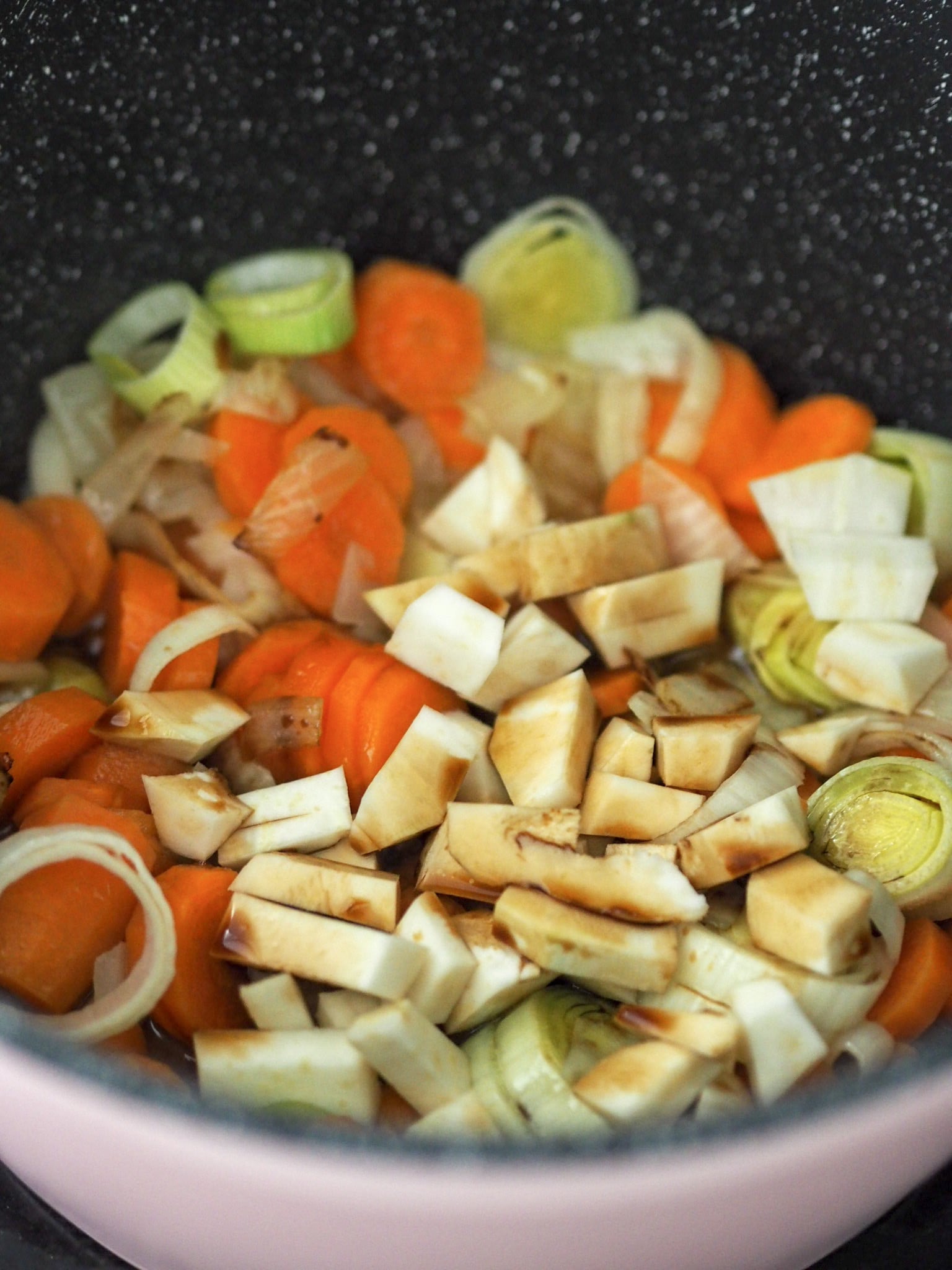 Mit meiner gesunden, veganen Gemüsesuppe im hübschen Topfset "Happiness" von Mulex werdet ihr im Winter bestens gewärmt. heute verrate ich euch mein Rezept.