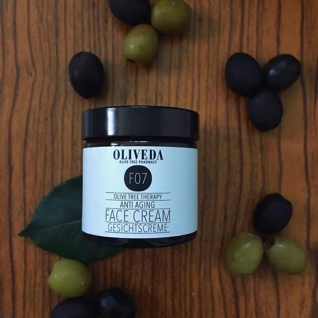 Die hochwertigen Produkte von Oliveda basieren auf dem Zellelixier des Olivenbaumes. Die Marke verzichtet auf Wasser als Füller und steht seit für #nowatercosmetic