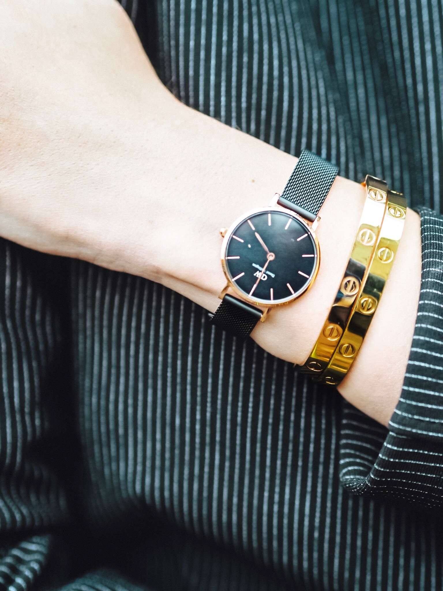 Ich trage besonders gerne im Alltag schöne Uhren von Daniel Wellington. Gefunden habe ich eine große Auswahl an Uhren und Schmuck bei Valmano im Onlineshop.