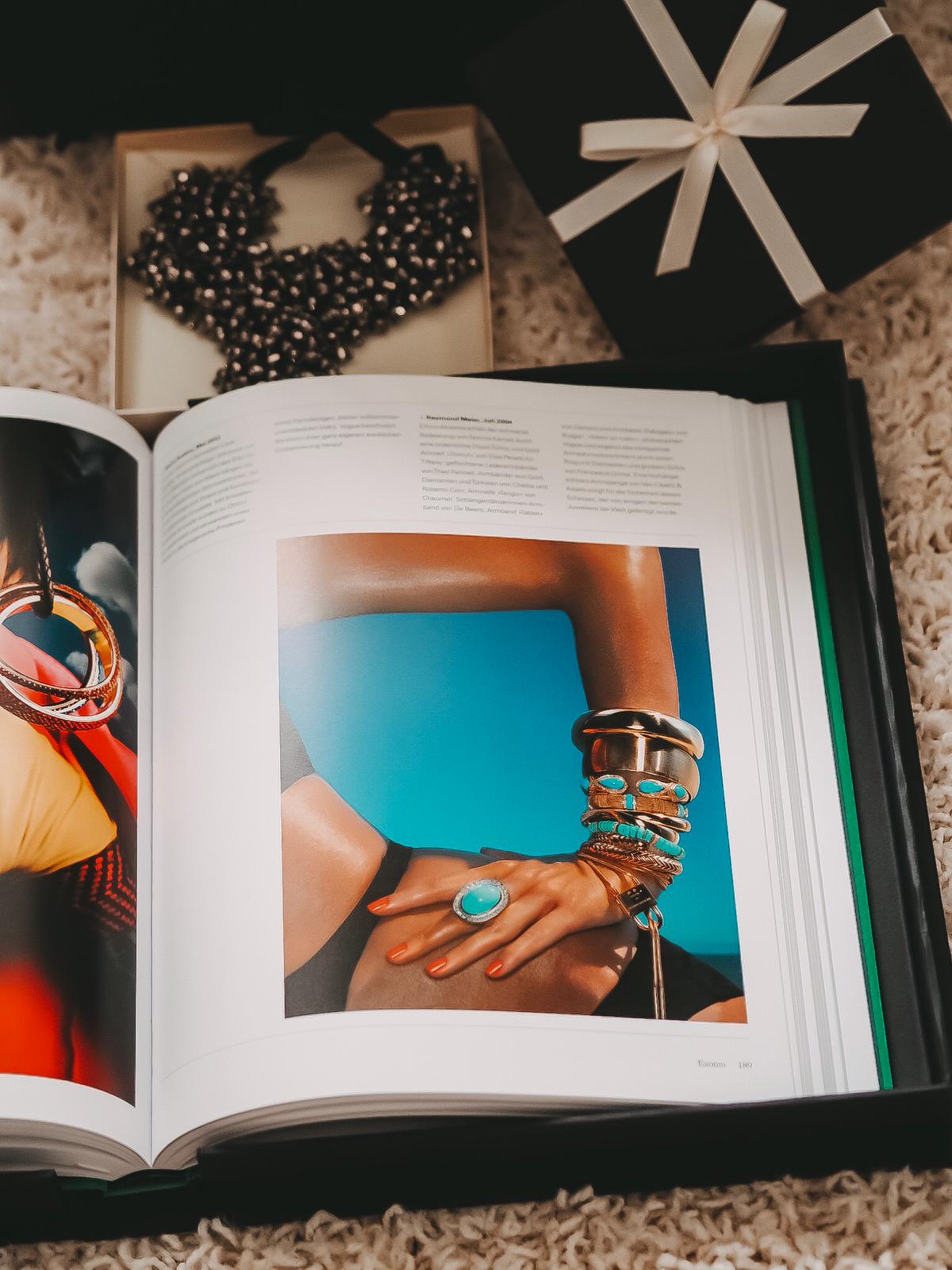 Heute zeige ich auf dem Blog Bücher für Fashion Blogger "Outfit of the Day-Fashion-Styles für jede Stimmung“ und der prächtige Bildband "Vogue - Schmuck".