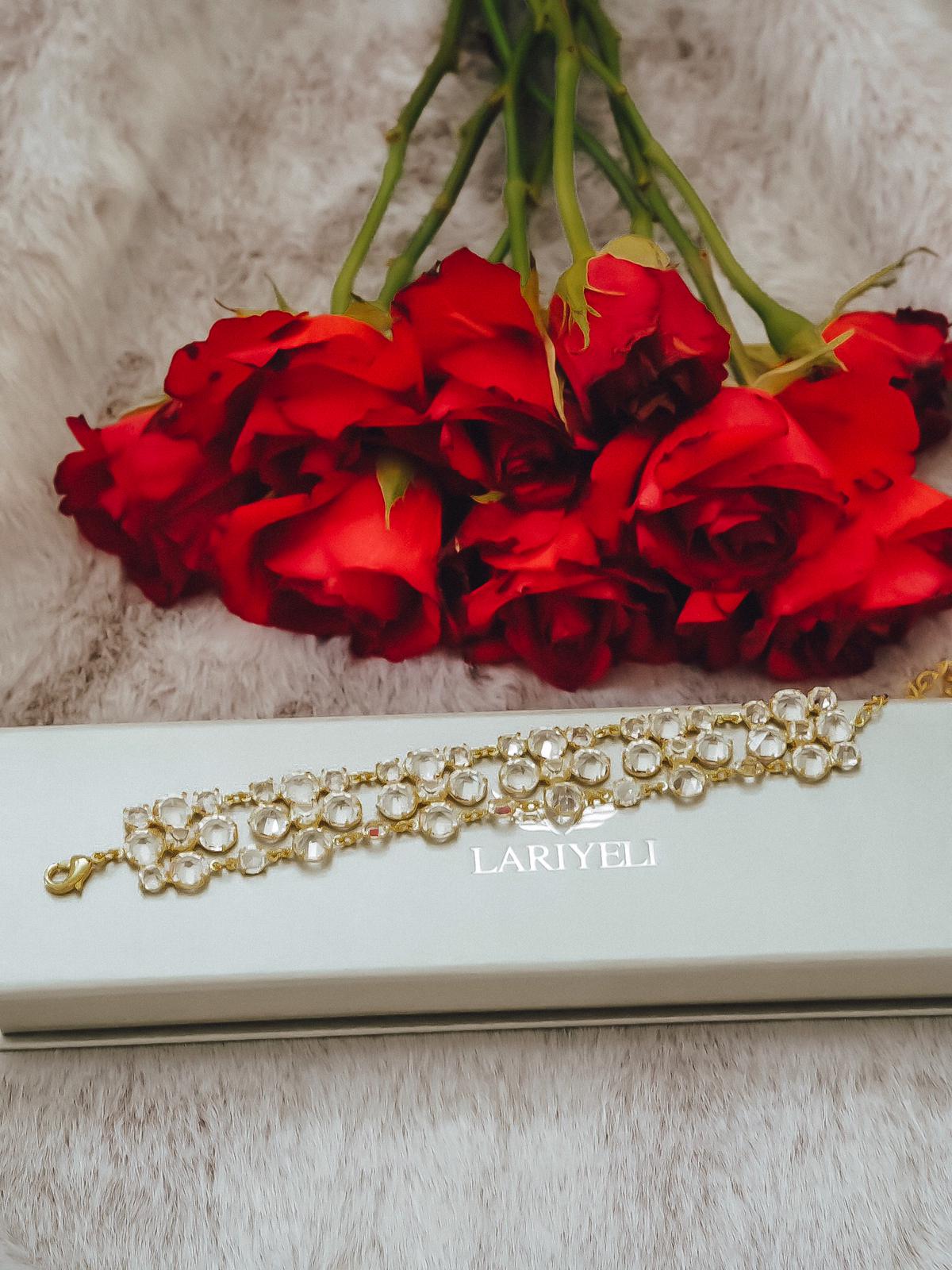 Lariyeli ist eine vegane Marke für luxuriösen Schmuck & Accessoires. Ich zeige das in Handarbeit gefertigte top Crystal Choker Armband auf dem Fashion Blog.