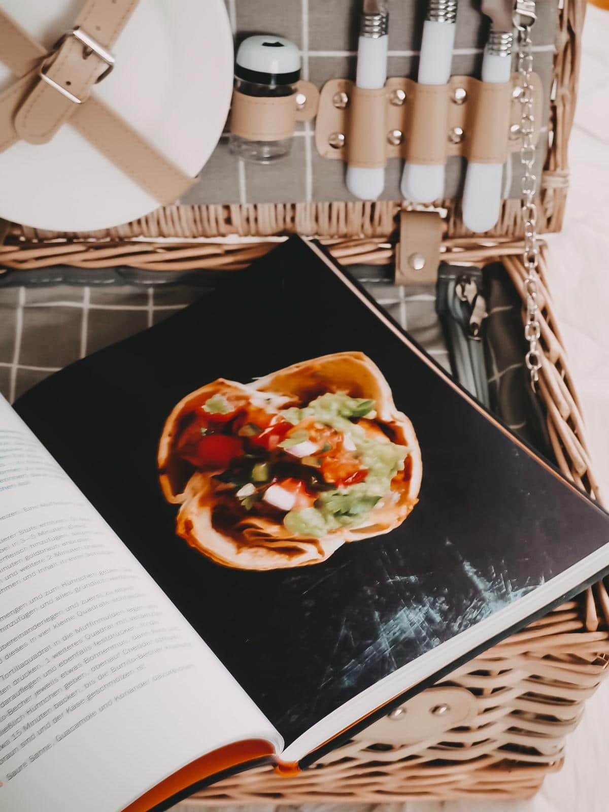 Heute zeige ich euch meine aktuellen Lieblingskochbücher ausführlich : Fast Food mit Tasty und Slowfood mit Immergrün von Mikkel Karstad auf meinem Blog.