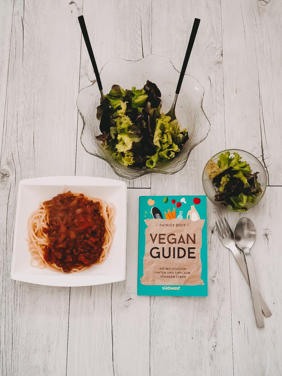 Im Ratgeber Vegan Guide führt Patrick Bolk in die vegane Ernährungs- und Lebensweise ein. Hier findet man Infos, die das vegane Leben leichter machen.