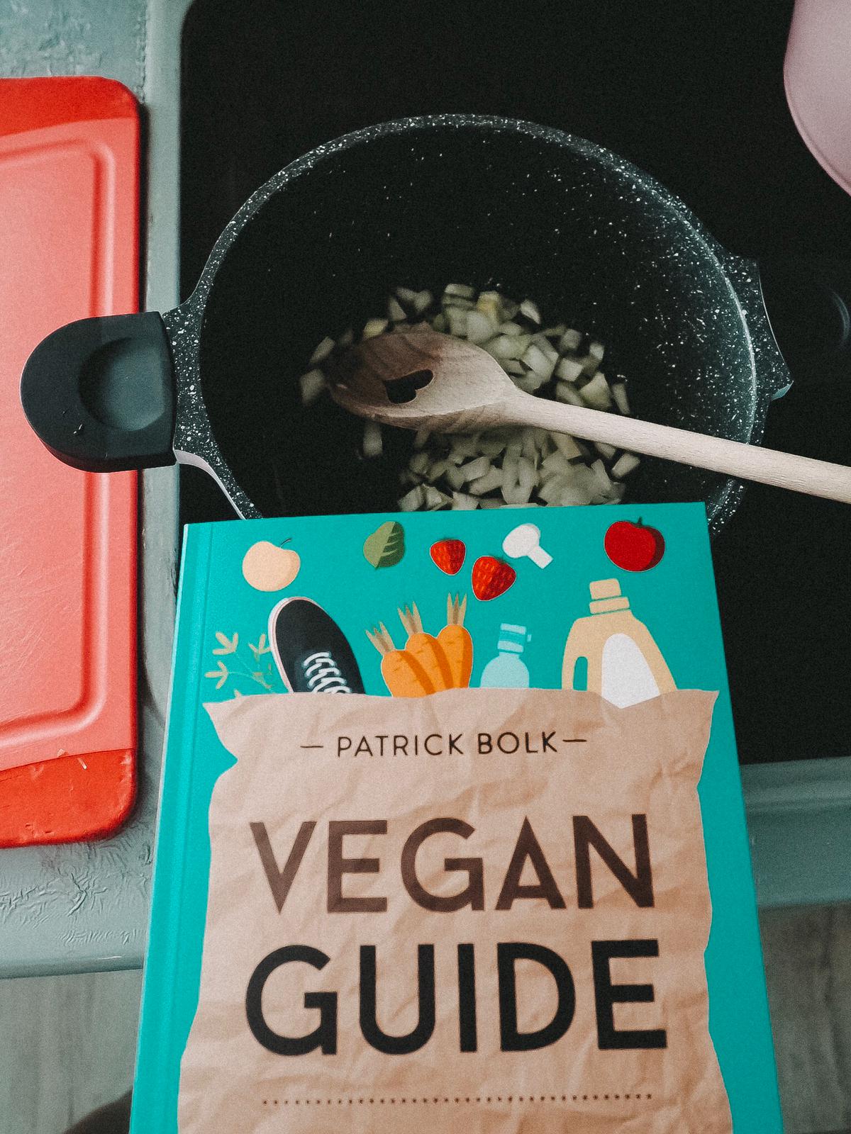 Im Ratgeber Vegan Guide führt Patrick Bolk in die vegane Ernährungs- und Lebensweise ein. Hier findet man Infos, die das vegane Leben leichter machen.