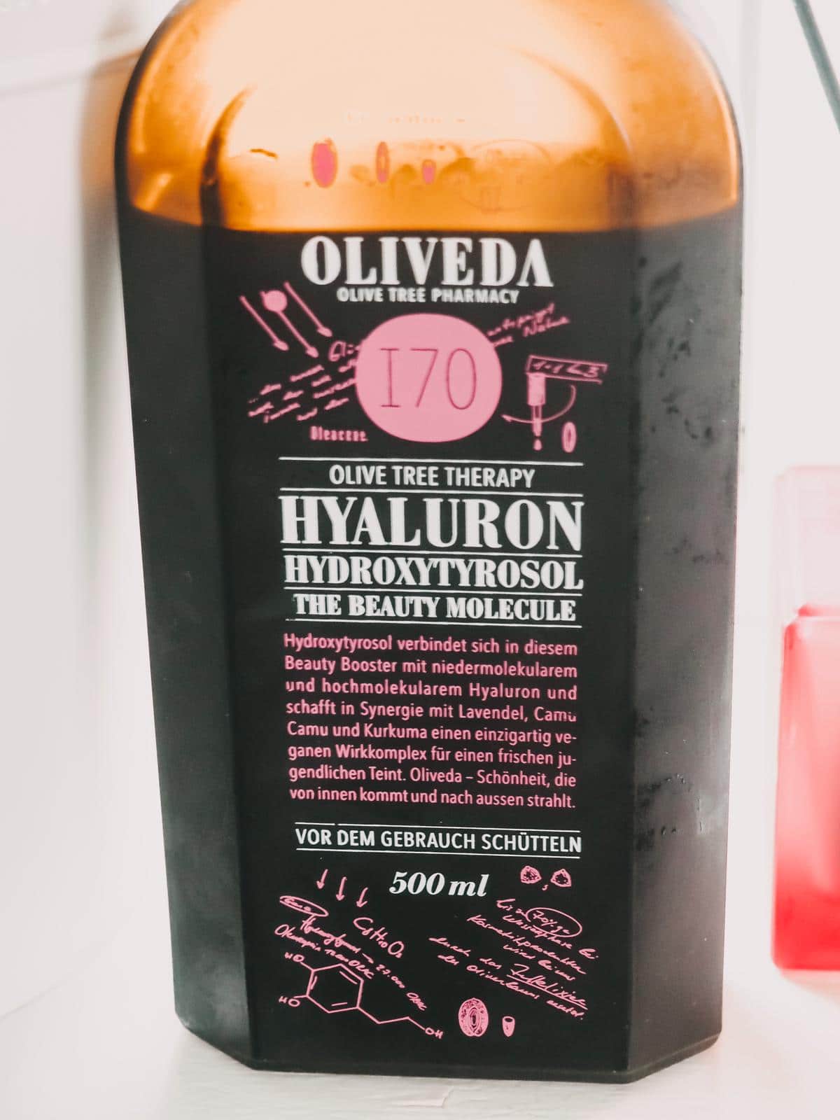 170 The Beauty Molecule von Oliveda ist ein top Beauty Drink mit Hyaluron, der Dank seiner Inhaltsstoffe Falten und schlaffer Haut von innen entgegenwirkt.