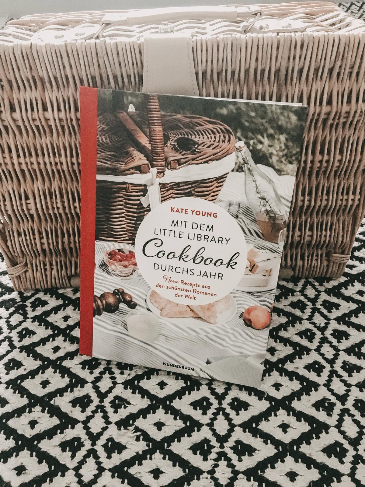 Die Kochbuecher "Ultimativ Tasty" und "Mit dem Little Library Cookbook durch neue Jahr" von Kate Young machen Appetit und Lust auf kreative Kochprojekte.