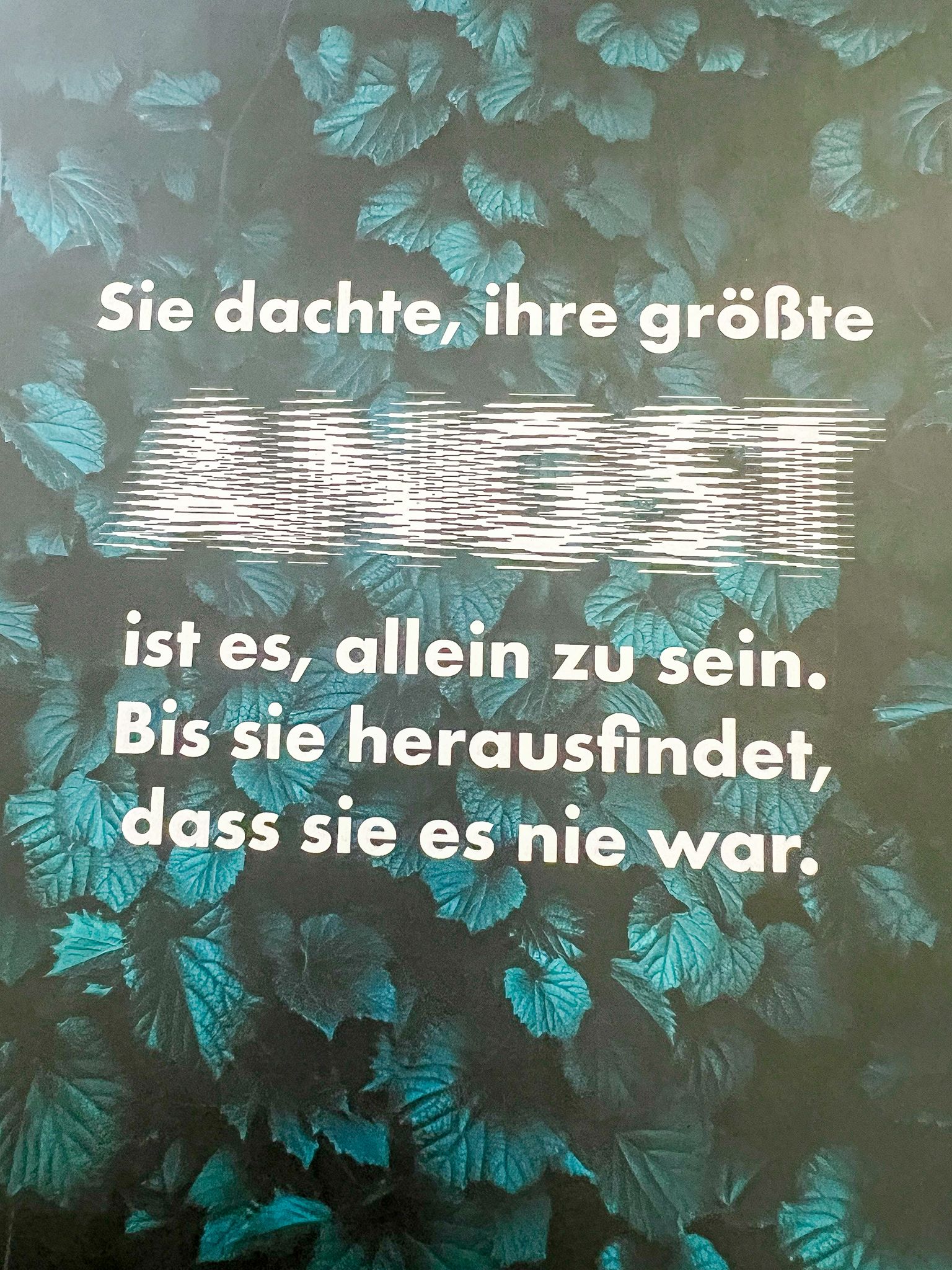 Spannender Psychothriller „Der Nachbar“ von Sebastian Fitzek – Buch auf Tisch liegend, empfohlen für Fans intensiver Nervenkitzel-Literatur.