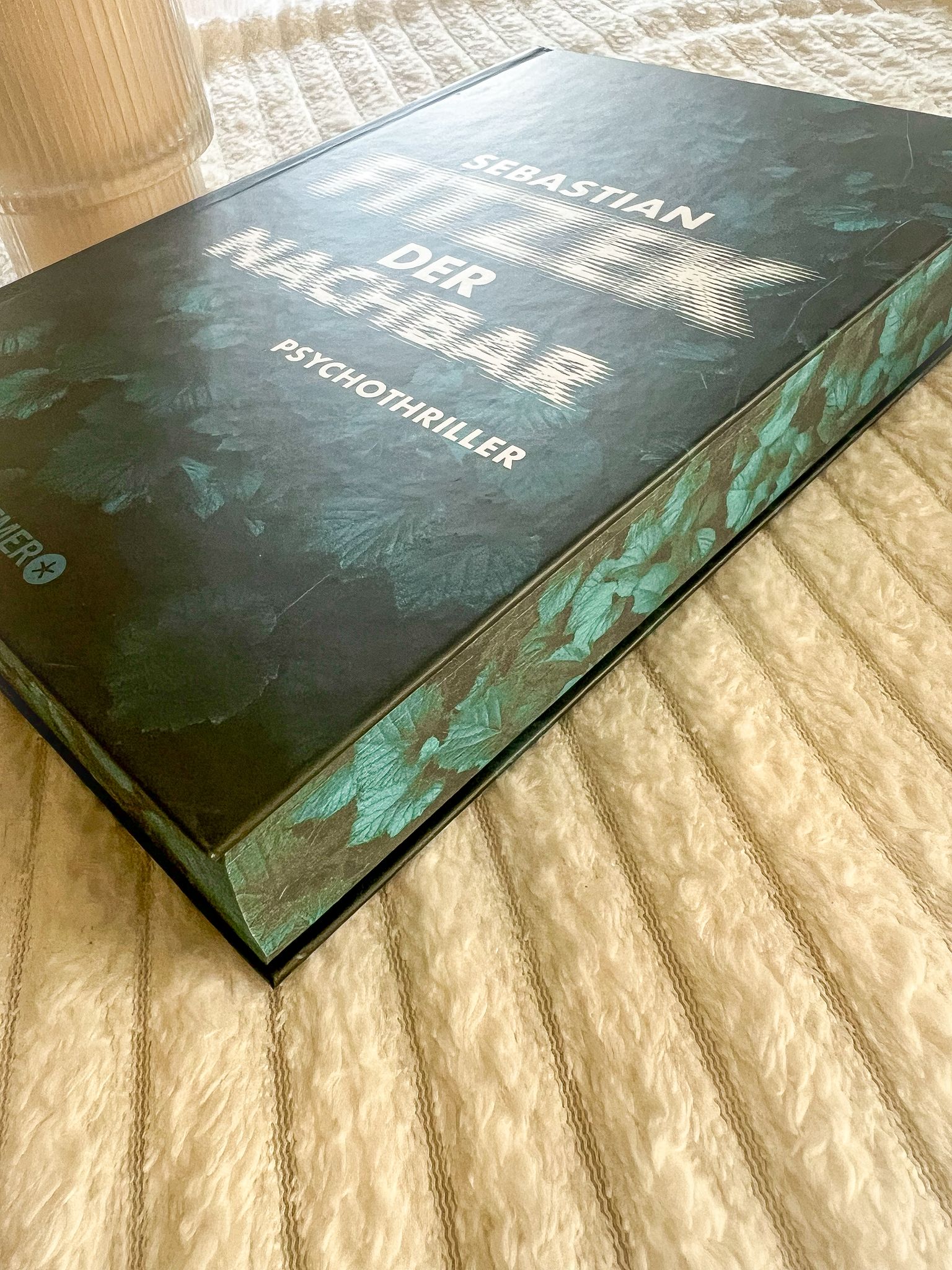 Buchcover von „Der Nachbar“ von Sebastian Fitzek – aktueller Psychothriller über Angst, Beobachtung und eine bedrohliche Nachbarschaft.