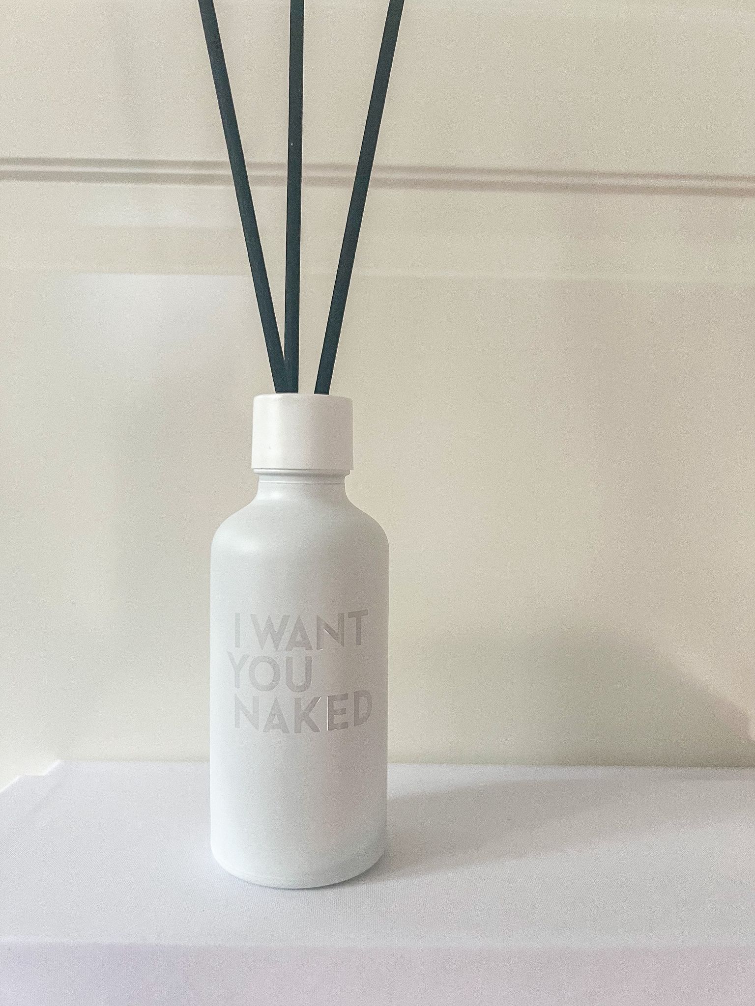 Edler Raumduft „Good Karma“ von I Want You Naked aus der InStyle Box Fall Edition 2025 – natürliche ätherische Öle für entspannte Herbstmomente.