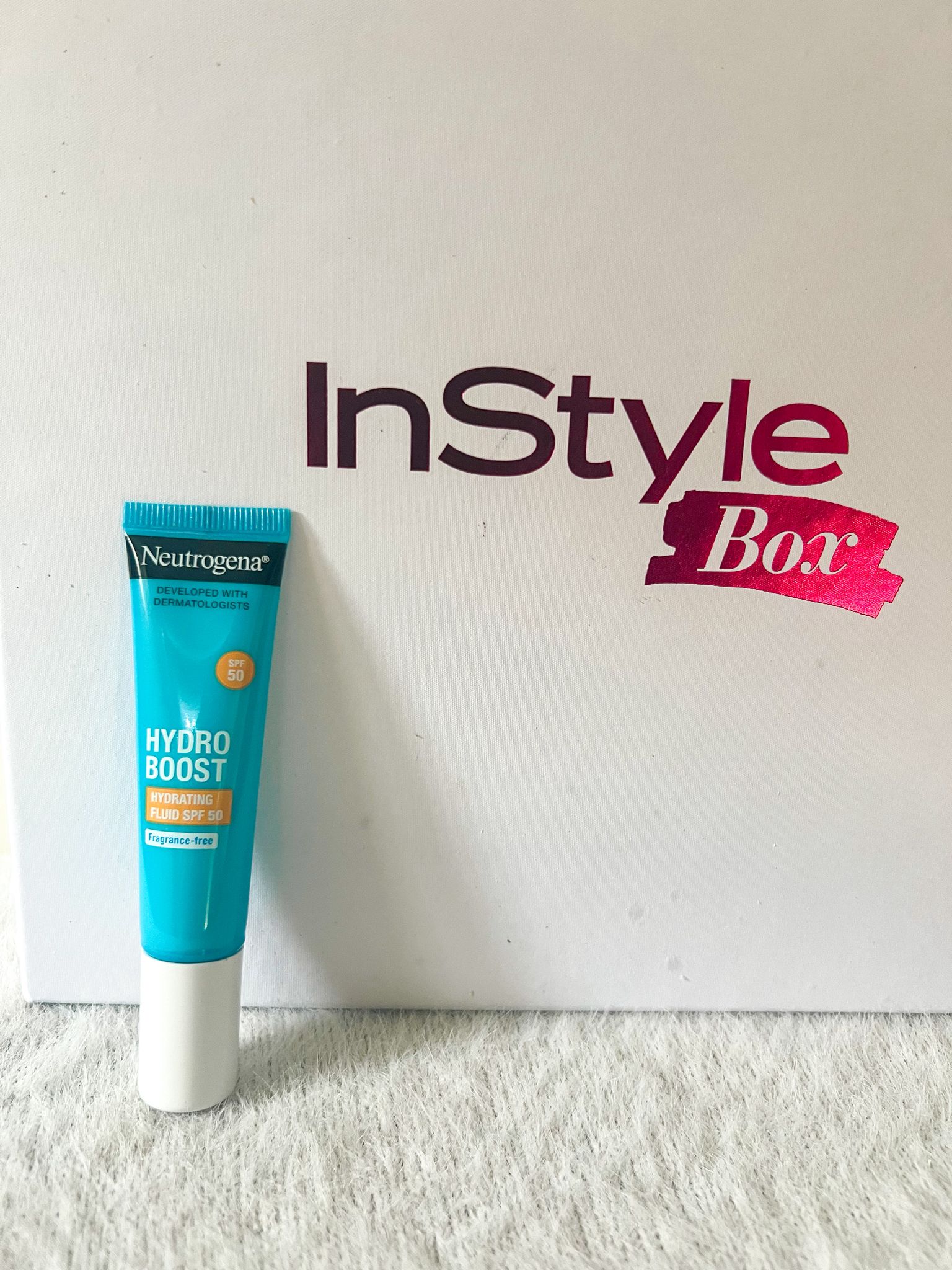 Neutrogena Hydro Boost parfumfreie Gesichtscreme aus der InStyle Box Fall 2025 – Feuchtigkeitspflege mit Hyaluron, Niacinamid und LSF 50.