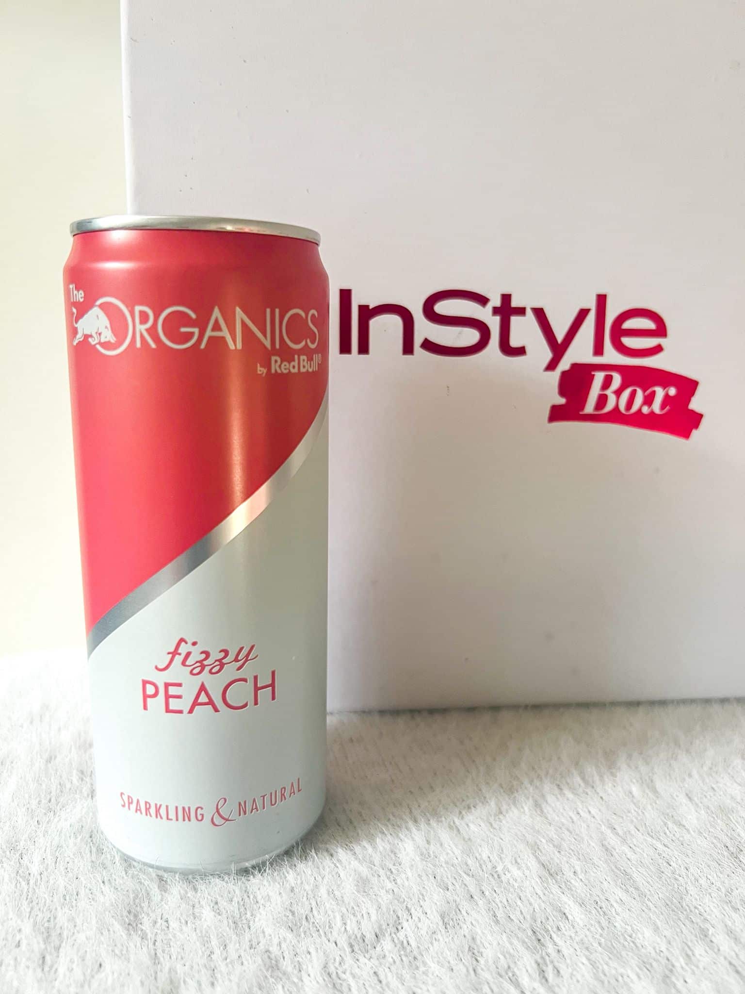 Organics by Red Bull Fizzy Peach aus der InStyle Box Fall Edition 2025 – Bio-Erfrischungsgetränk mit Pfirsich- und Zitronengeschmack.