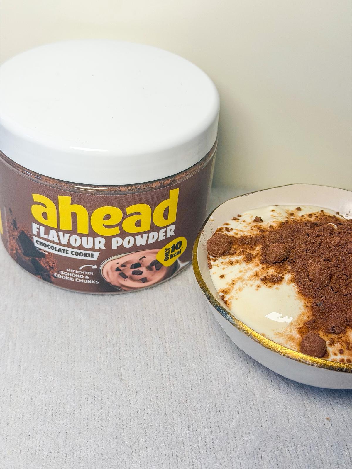 ahead-nutrition-chocolate-cookie-flavour-powder-nahaufnahme Nahaufnahme des Chocolate Cookie Flavour Powder von ahead nutrition