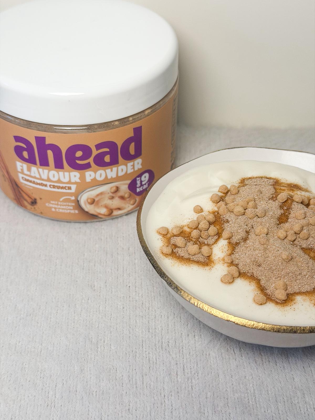 ahead-nutrition-cinnamon-crunch-flavour-powder-nahaufnahme Nahaufnahme des Cinnamon Crunch Flavour Powder von ahead nutrition