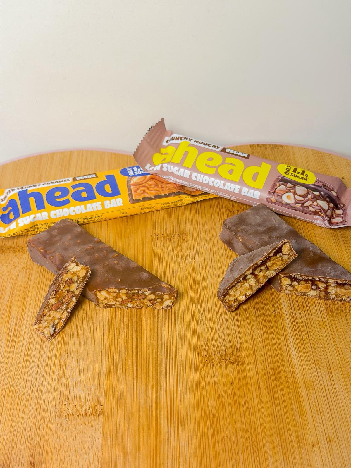 ahead-nutrition-schokoriegel-nahaufnahme-crunchy-nougat-salted-peanut-caramel Nahaufnahme der ahead nutrition Schokoriegel Crunchy Nougat und Salted Peanut Caramel