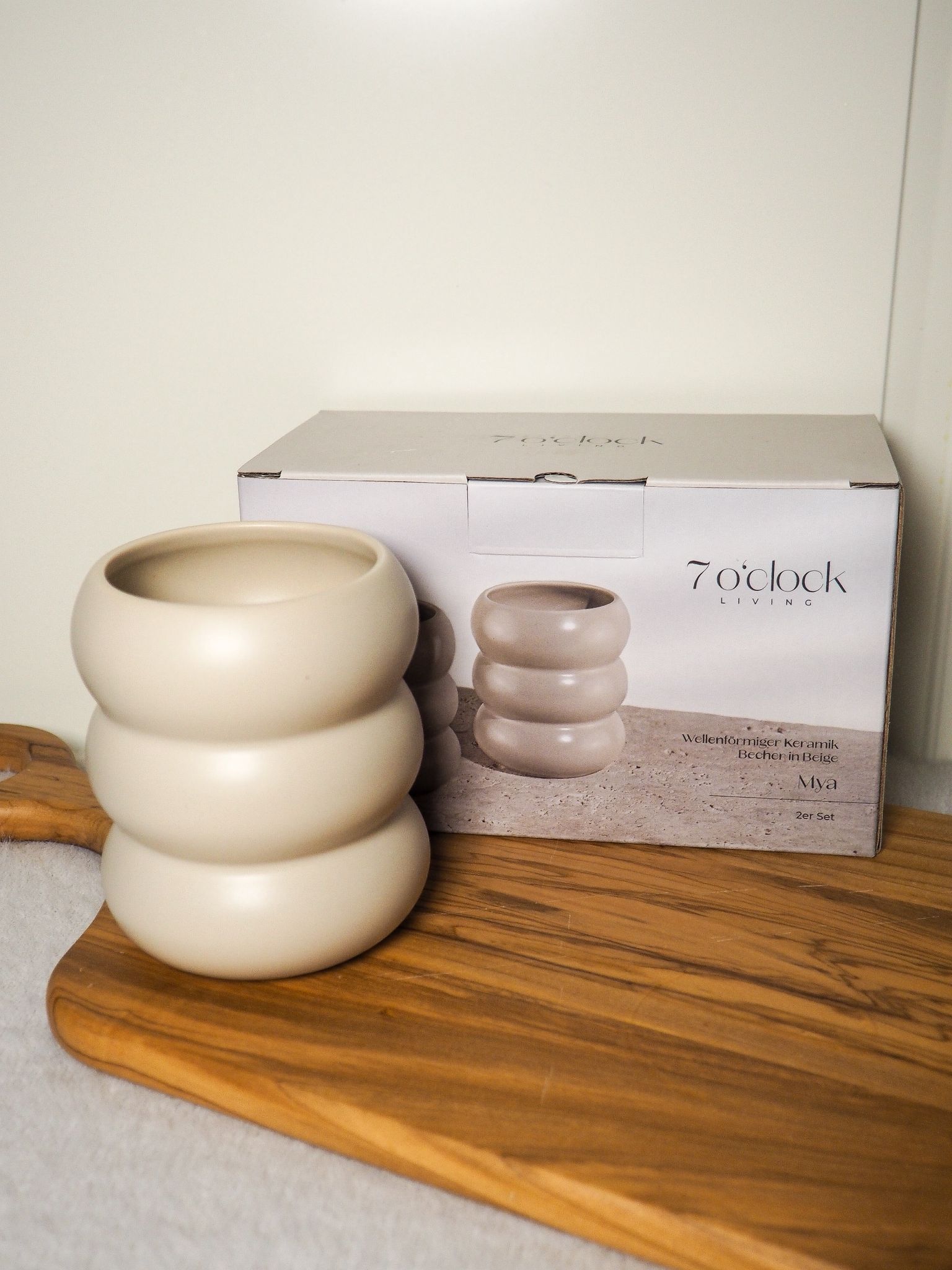 Keramikbecher MYA von 7 O’Clock Living mit wellenförmigem Design Wellenförmige Keramikbecher MYA in Beige von 7 O’Clock Living