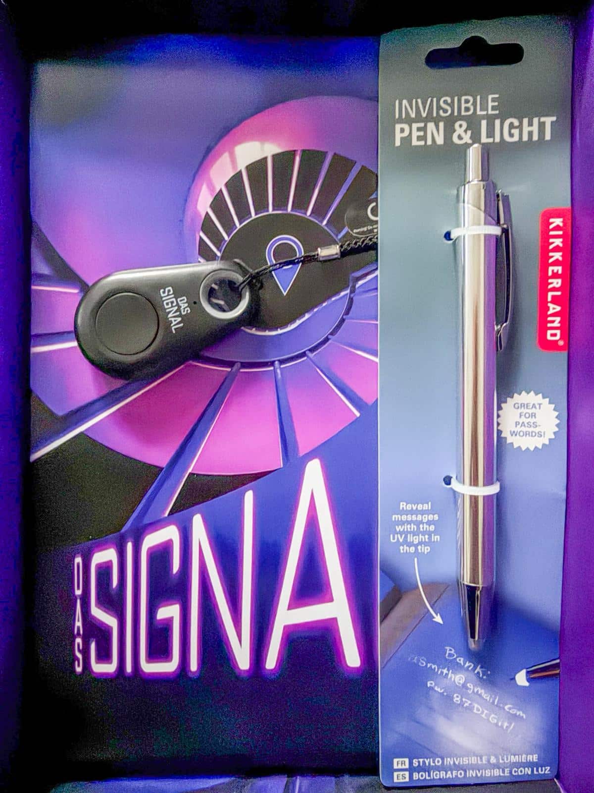 Details der Bloggerbox zu Das Signal Detailaufnahme der Bloggerbox zu Das Signal mit Notizblock und Zubehör