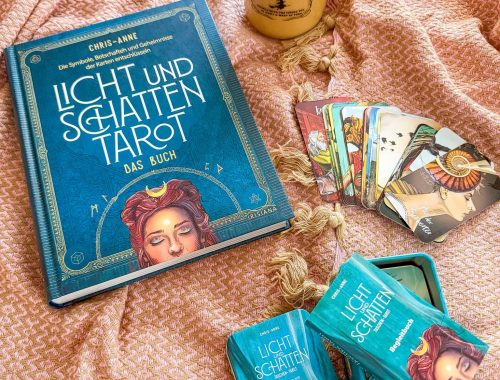 Das Buch „Licht und Schatten Tarot“ von Chris-Anne Donnelly im Überblick – moderner Tarot-Ratgeber zu Symbolen, Bedeutungen und Botschaften.