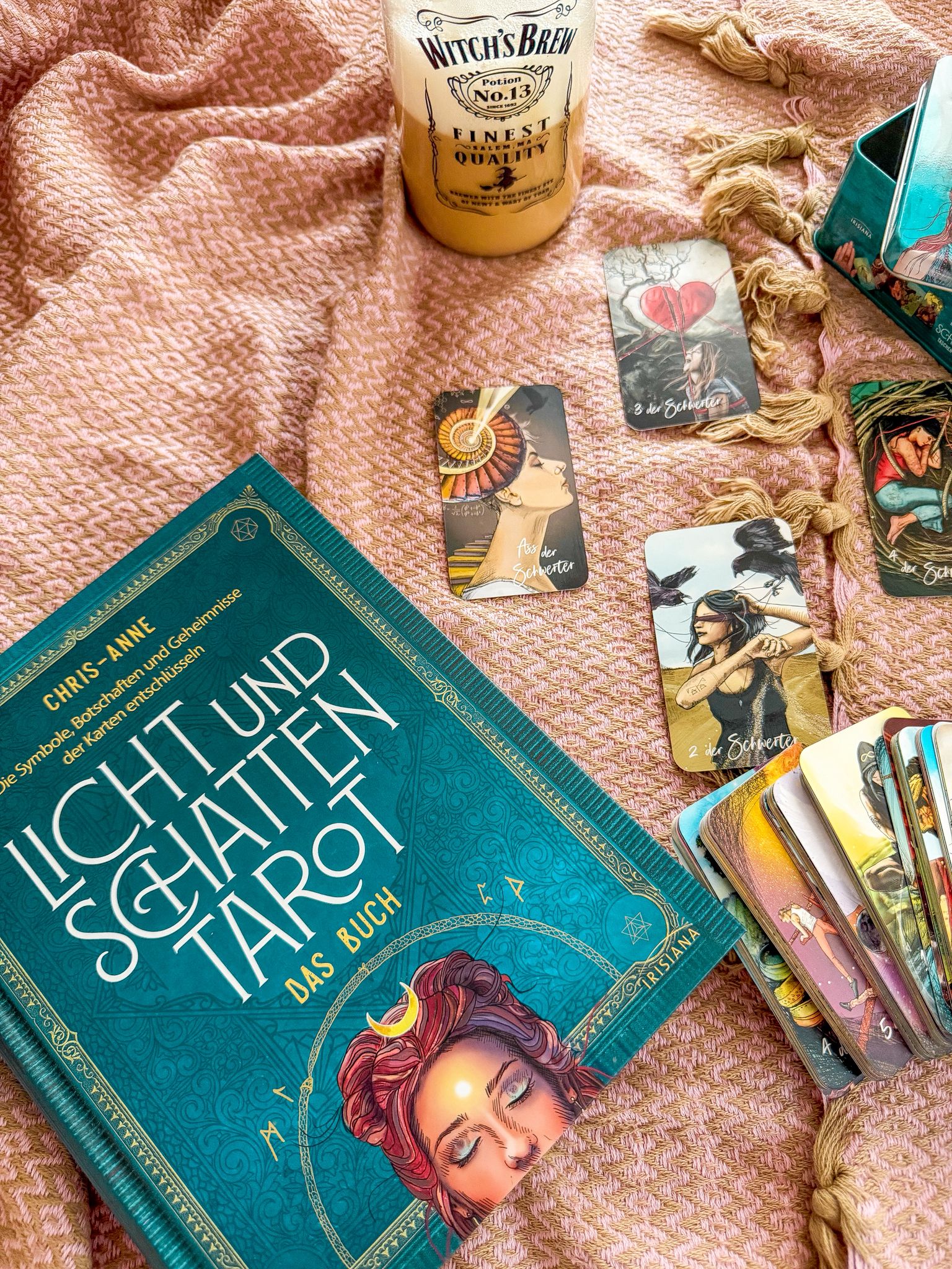 Tarot Symbole verstehen Licht und Schatten Tarot Die Symbolik der Tarotkarten im Detail – Licht und Schatten Tarot erklärt Botschaften, Zeichen und tiefere Bedeutungen.