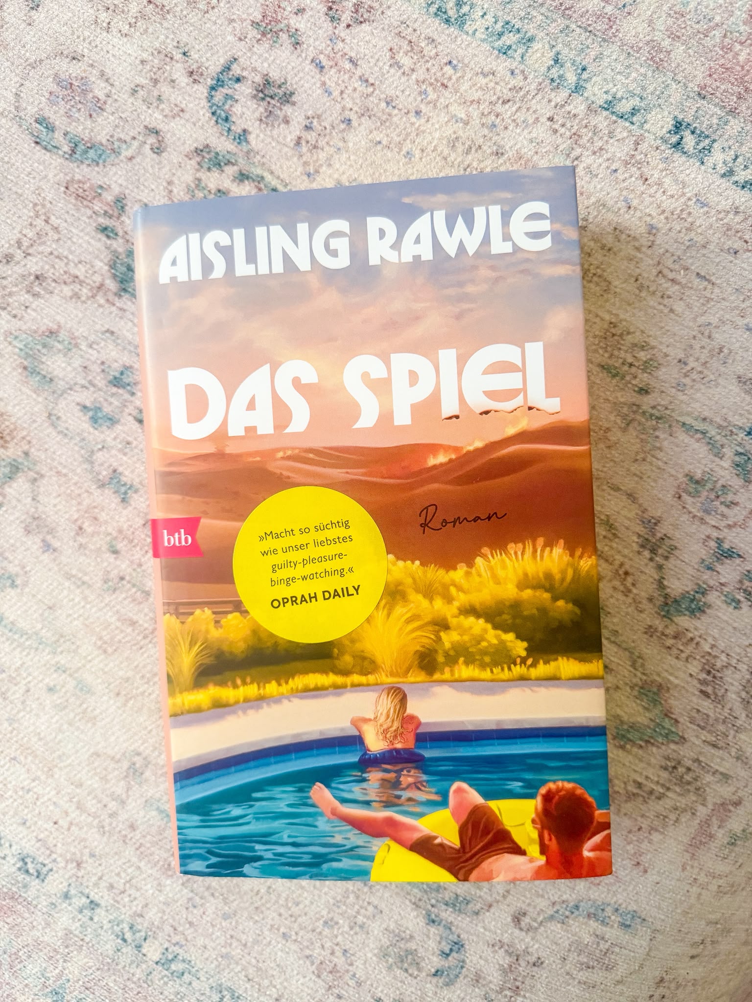 Das Spiel von Aisling Rawle lesen Geöffnetes Buch Das Spiel von Aisling Rawle während einer Lesepause