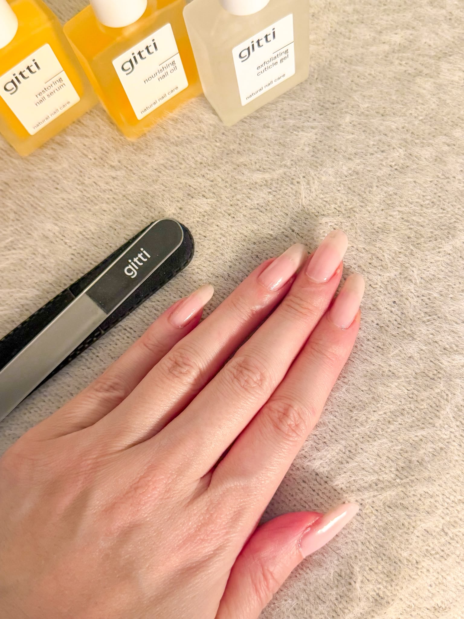 gitti Nail Recovery Routine – Vorbereitung der Nägel Unlackierte Naturnägel werden mit der gitti Nagelfeile in Form gebracht