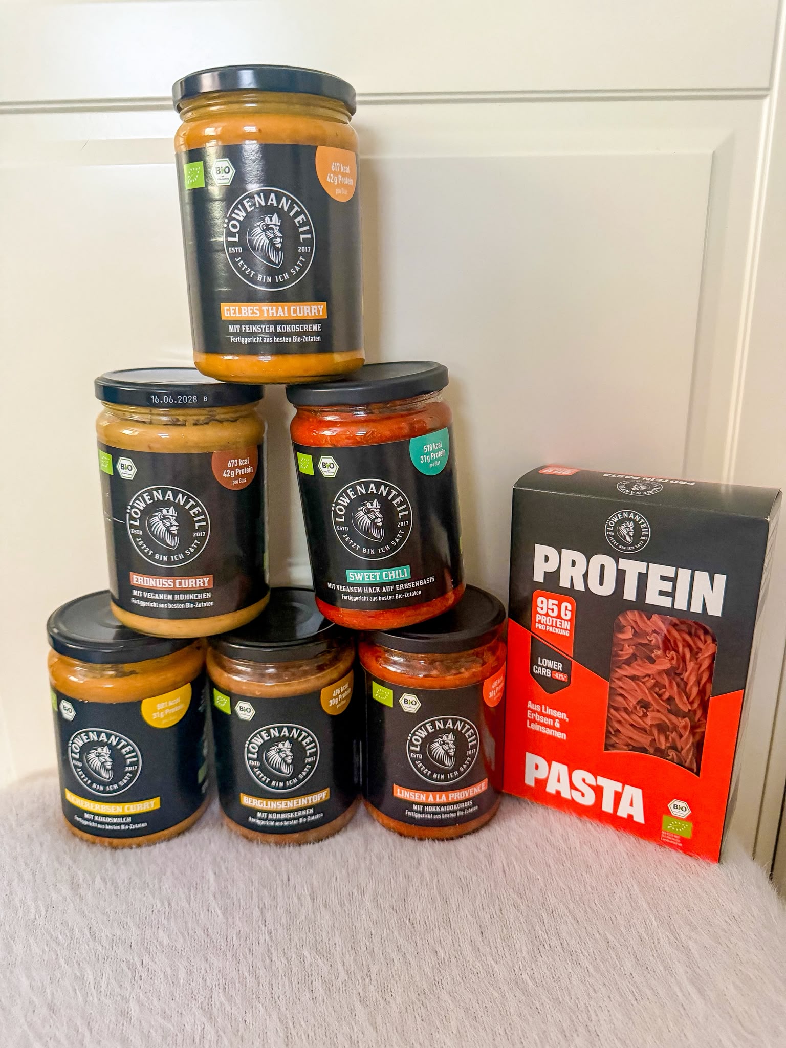 loewenanteil-unboxing.jpg Unboxing einer Löwenanteil Bestellung mit verschiedenen veganen Gerichten