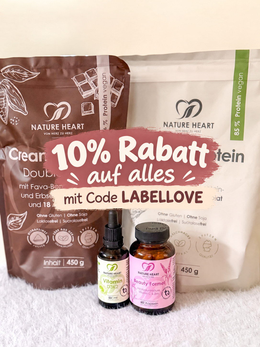 nature-heart-10-prozent-rabatt-labellove Nature Heart Creamy Protein Double Choc und Pure sowie Vitamin D3K2 und Beauty Formel. Darüber steht: 10 % Rabatt auf alles mit Code LABELLOVE.