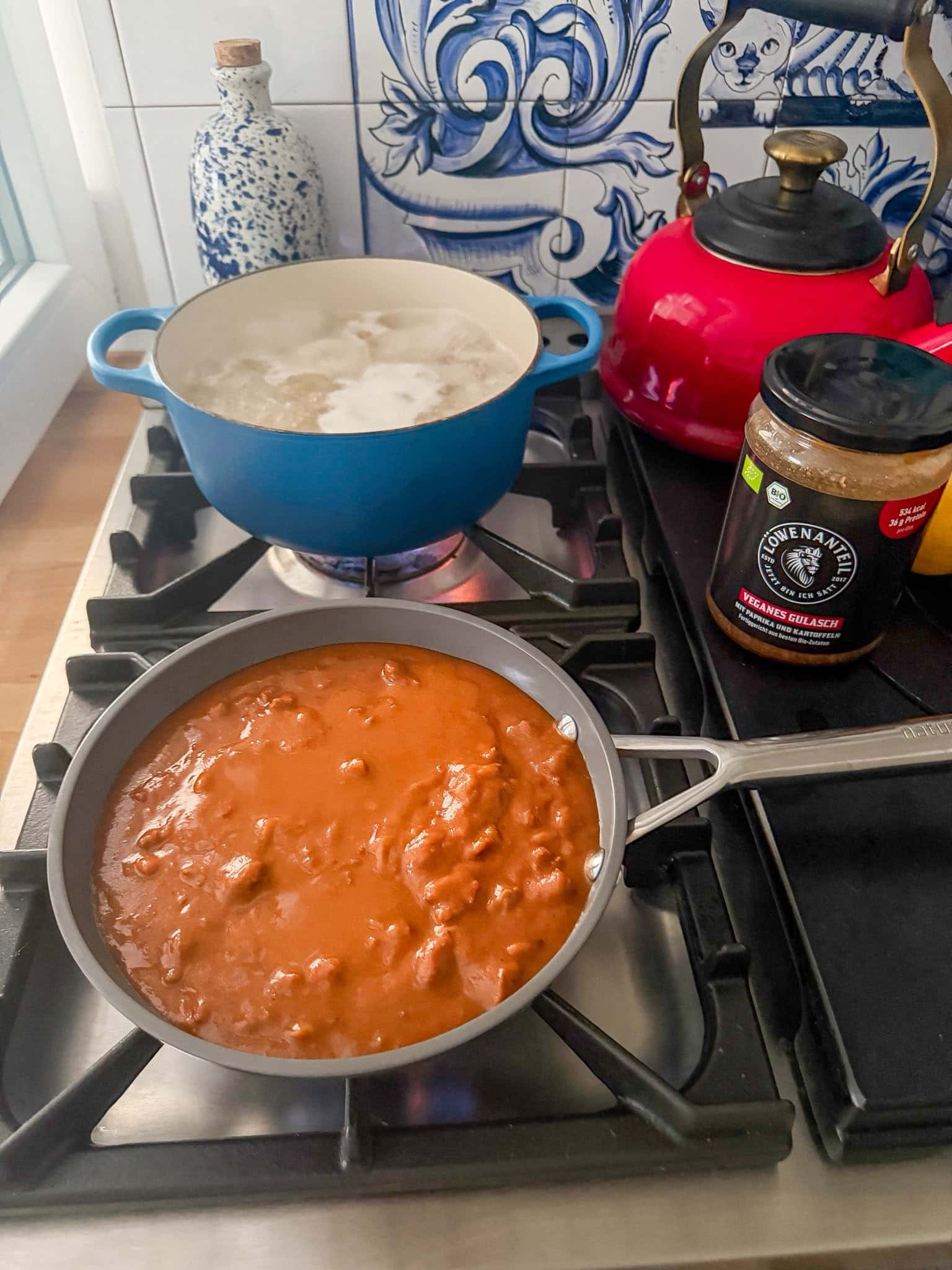 veganes-gulasch-loewenanteil Veganes Gulasch von Löwenanteil servierfertig auf einem Teller