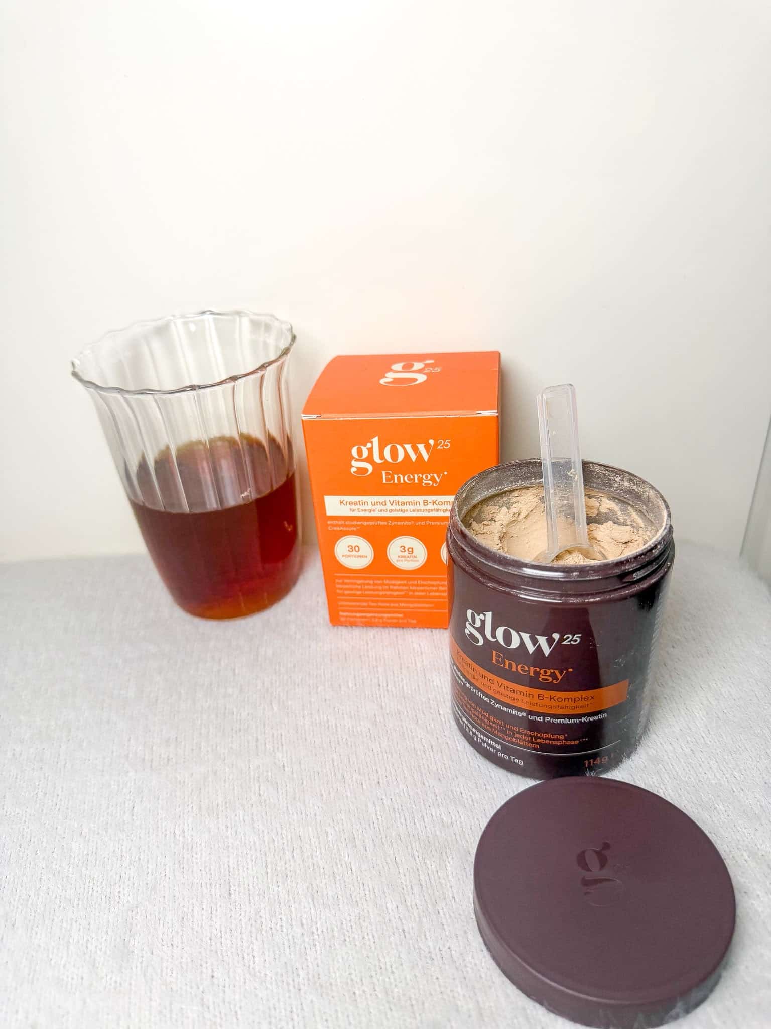 Glow25 Energy zubereiten – 22 % Rabatt mit LABELLOVE22 Glow25 Energy lässt sich einfach mit 300 ml kaltem Wasser zubereiten. Das koffeinfreie Getränkepulver passt unkompliziert in den Alltag. Mit LABELLOVE22 gibt es 22 % Rabatt ab 29 € Mindestbestellwert.