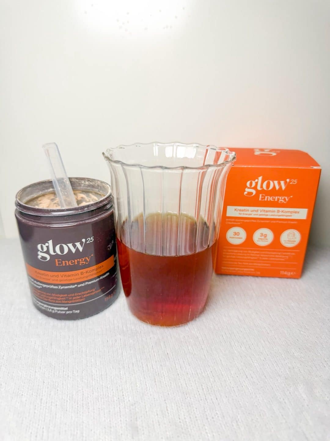 Glow25 Energy Getränkepulver mit Verpackung und Glas – Rabattcode LABELLOVE22.