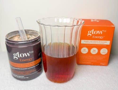 Glow25 Energy Getränkepulver mit Verpackung und Glas – Rabattcode LABELLOVE22.