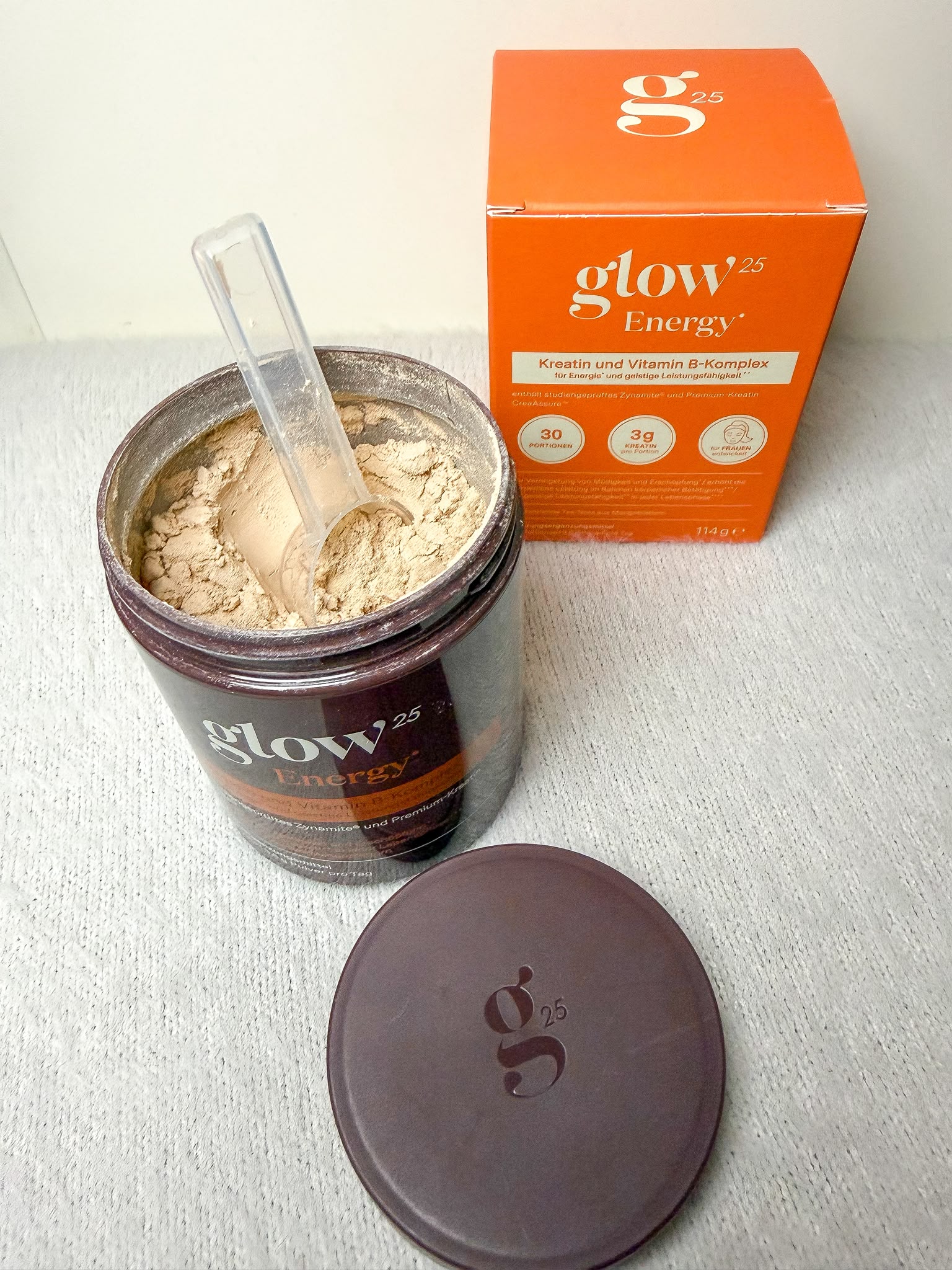 Glow25 Energy kombiniert 3 g Kreatin, fünf B-Vitamine und Mangostan-Extrakt in einem koffeinfreien Getränkepulver. Sichere dir 22 % Rabatt mit LABELLOVE22. Glow25 Energy Produkt und Informationen zu Kreatin und B-Vitaminen – Rabattcode LABELLOVE22.