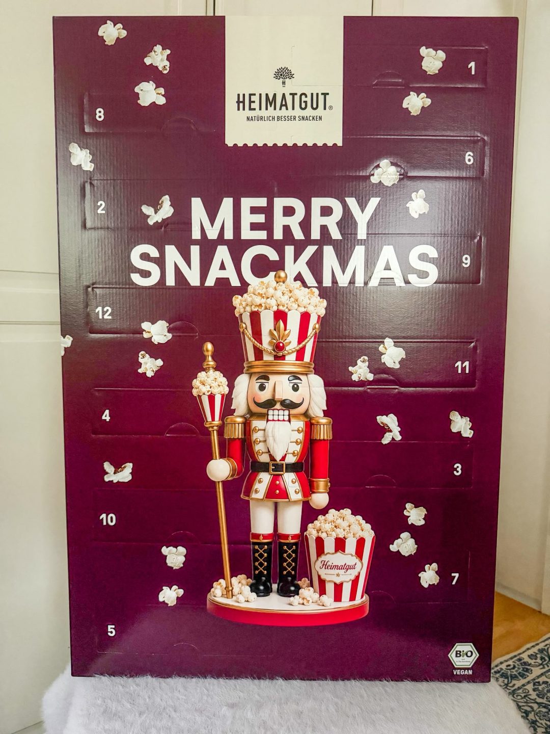 Heimatgut Adventskalender 2026 mit 24 veganen Bio-Snacks und 10 % Rabattcode ISABELLA_HG.