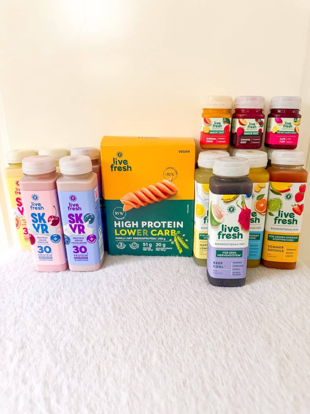 LiveFresh Produktübersicht mit verschiedenen Säften, Shots, Skyr-Protein-Drinks und einer Packung Protein-Pasta.