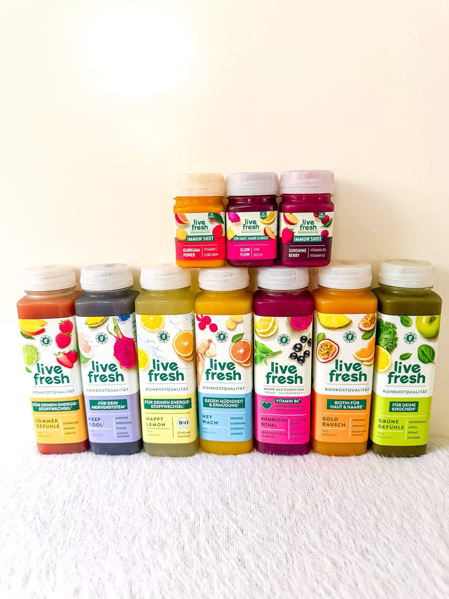 livefresh-saftkur-rabattcode-labellove LiveFresh Saftkur mit verschiedenen kaltgepressten Obst- und Gemüsesäften in Flaschen.
