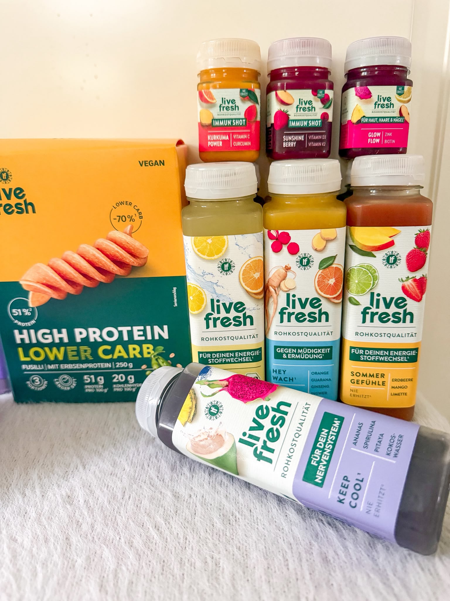 livefresh-shots-rabattcode-labellove Kleine LiveFresh Shot-Flaschen in verschiedenen fruchtigen Sorten.