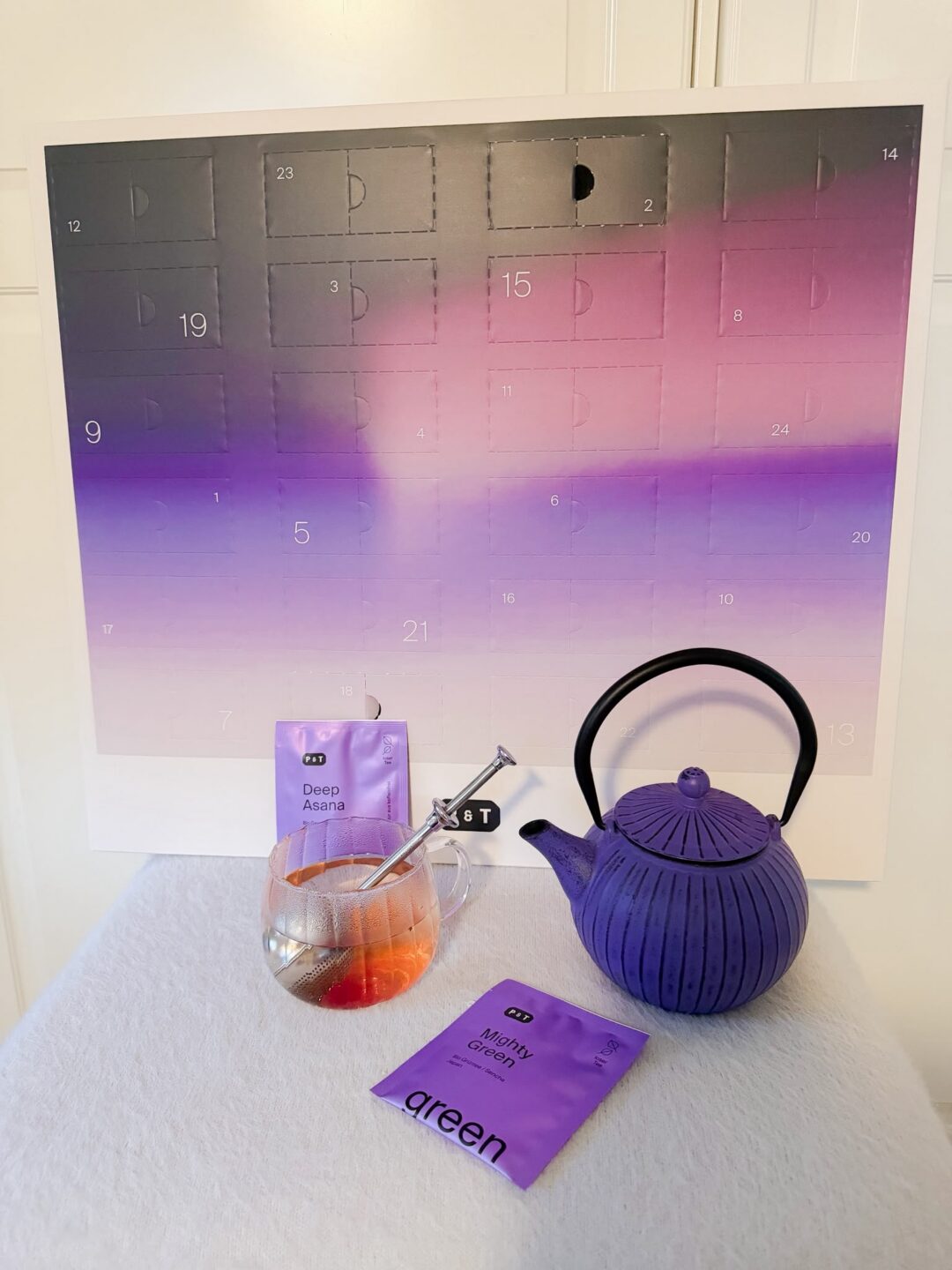 PAPER & TEA Adventskalender 2026 mit 24 Bio-Tees in dekorativer Verpackung – Rabattcode ISABELLA15.