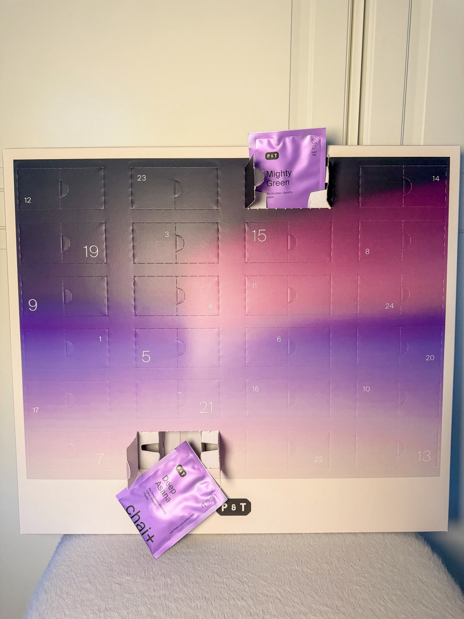 paper-and-tea-adventskalender-design-rabattcode-isabella15 Detailansicht des PAPER & TEA Adventskalenders 2026 mit nummerierten Türchen – 15 % Rabatt mit ISABELLA15.